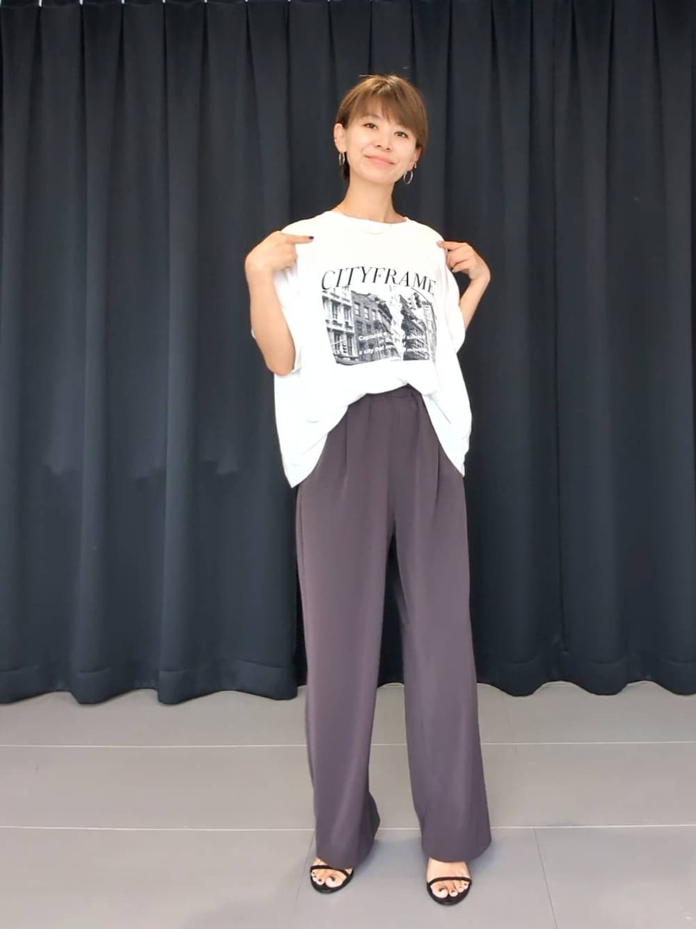 「Tシャツ、パンツ、サンダル、大人カジュアル、体型カバー、着痩せ・細見え、ベーシック/シンプル、休日コーデ、ママコーデ、ウォッシャブル、BARNYARDSTORM、ウエストゴム、ChooseYourFavT_BARNYARDSTORM、チューズユアファボT_バンヤードストーム、推しT_BARNYARDSTORM」｜「BARNYARDSTORMのBARNYARDSTORM /  【00・2サイズ登場】ダブルクロスワイドパンツ【WEB限定カラー】 【『BABALOG』チャンネルご紹介アイテム】（スラックス、ブラウン系）」を使った、yoshikuttya0213さん（レディース・164cm）の夏コーディネートの1枚目の写真