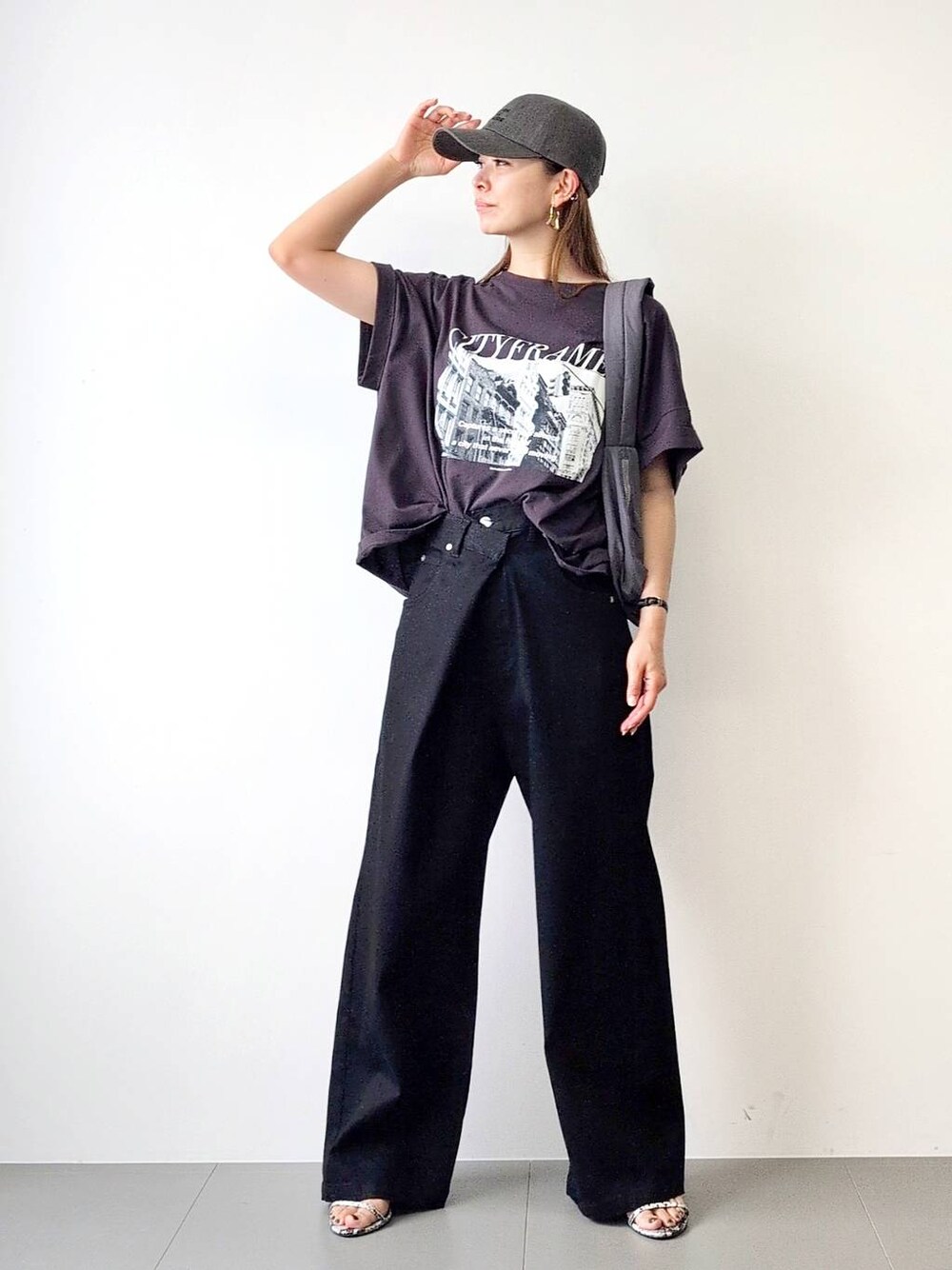 「ベーシック/シンプル、休日コーデ、ママコーデ、ウォッシャブル、BARNYARDSTORM、ウエストゴム、キャップ、Tシャツ、デニムパンツ、サンダル、バッグ、夏コーデ、カジュアル、ChooseYourFavT_BARNYARDSTORM、チューズユアファボT_バンヤードストーム」｜「BARNYARDSTORMのBARNYARDSTORM / Wストラップミュール2（サンダル、その他）」を使った、yoshikuttya0213さん（レディース・164cm）の夏コーディネートの1枚目の写真