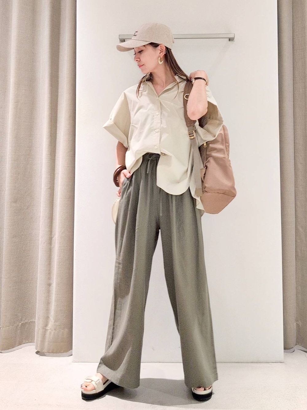 「体型カバー、着痩せ・細見え、ベーシック/シンプル、休日コーデ、ママコーデ、ウォッシャブル、ウエストゴム、カジュアル、キャップ、シャツ、パンツ、リュック・バッグ、サンダル、and STセール、and ST SALE」｜「BARNYARDSTORMのBARNYARDSTORM / BAILA11月掲載◆キレイめ11ポケリュック2【撥水】（バックパック/リュック、イエロー系）」を使った、yoshikuttya0213さん（レディース・164cm）の夏コーディネートの1枚目の写真