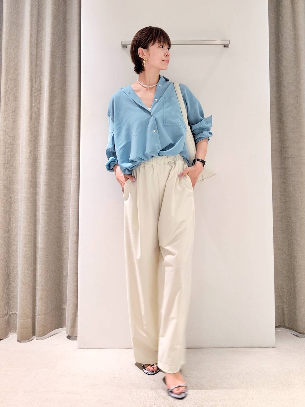 「バッグ、ゆったり、体型カバー、着痩せ・細見え、ベーシック/シンプル、休日コーデ、ママコーデ、ウォッシャブル、ウエストゴム、きれいめカジュアル、ブラウス、ネックレス、サンダル、パンツ、撥水」｜「BARNYARDSTORMのBARNYARDSTORM / 【Oggi.jp掲載】エディター三尋木奈保さんセレクト / 3WAYロングパールネックレス（ネックレス、その他）」を使った、yoshikuttya0213さん（レディース・164cm）の夏コーディネートの1枚目の写真