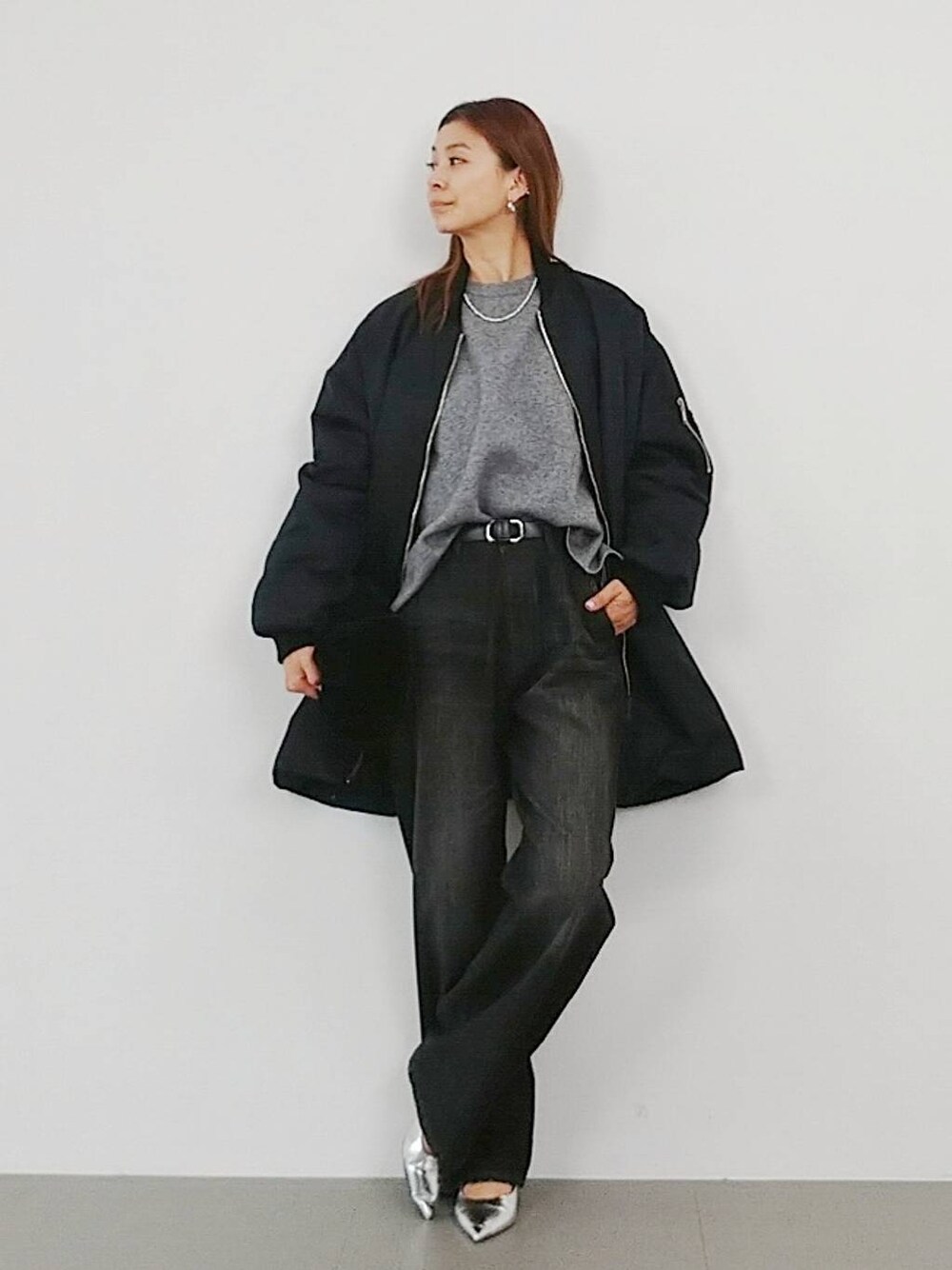 「デニムパンツ、体型カバー、着痩せ・細見え、ベーシック/シンプル、休日コーデ、ママコーデ、きれいめカジュアル、冬コーデ、アウター、コート、ニット、パンプス、ネックレス、ベルト、バッグ」｜「BARNYARDSTORMのスライドバックルレザーベルト（ベルト、その他）」を使った、yoshikuttya0213さん（レディース・164cm）の秋コーディネートの1枚目の写真