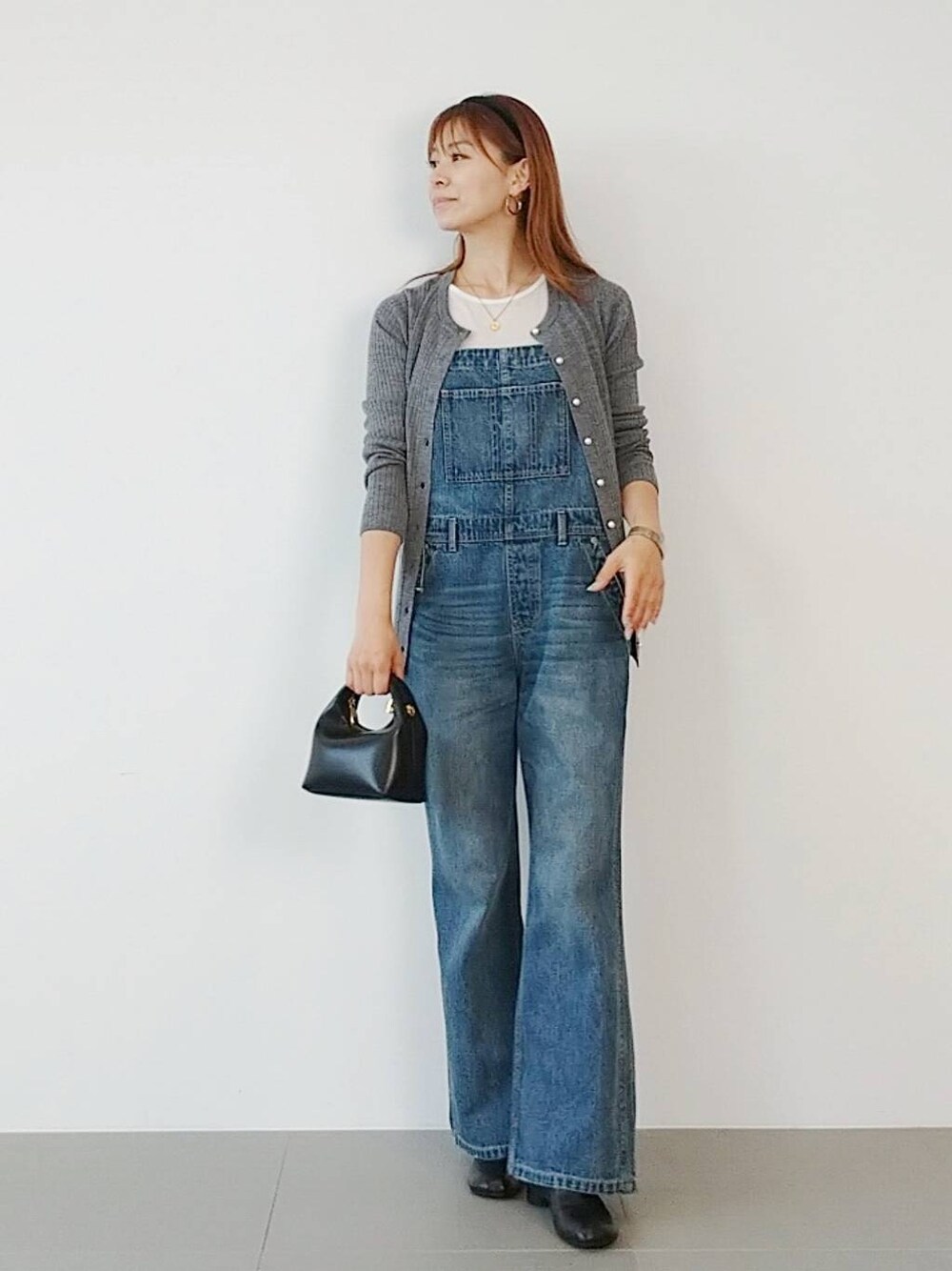 「体型カバー、着痩せ・細見え、休日コーデ、ママコーデ、ベーシック/シンプル、カジュアル、ウォッシャブル、カーディガン、ヘアアクセサリー、ネックレス、タンクトップ、デニムパンツ、サロペット、バッグ、秋コーデ」｜「BARNYARDSTORMのBARNYARDSTORM / SINBONO / ショルダーBAG（ショルダーバッグ、ブラック系）」を使った、yoshikuttya0213さん（レディース・164cm）の夏コーディネートの1枚目の写真
