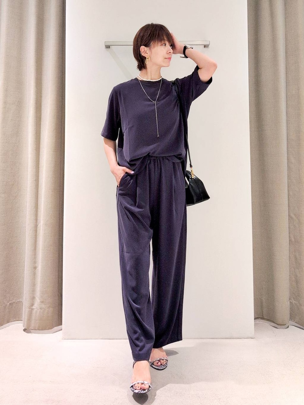 「体型カバー、着痩せ・細見え、ベーシック/シンプル、休日コーデ、ママコーデ、ウォッシャブル、ウエストゴム、きれいめカジュアル、ネックレス、サンダル、バッグ、シワ軽減、パンツ、セットアップ、おでかけ」｜「BARNYARDSTORMのBARNYARDSTORM / ダブルクロスハーフスリーブプルオーバー【WEB限定カラー】【『BABALOG』チャンネルご紹介アイテム】（Tシャツ/カットソー、グレー系）」を使った、yoshikuttya0213さん（レディース・164cm）の夏コーディネートの1枚目の写真