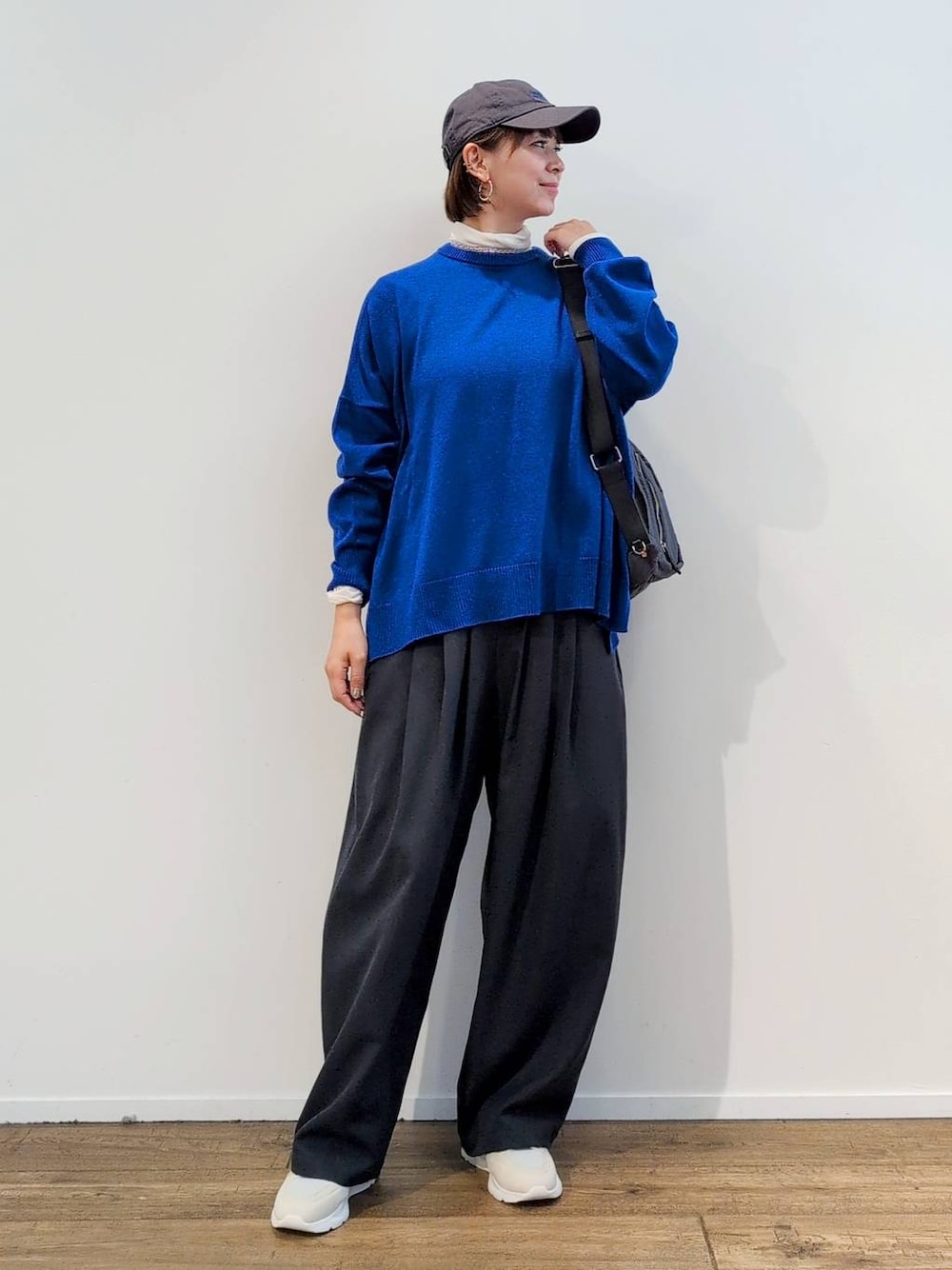 グレー系のボディバッグ/ウエストポーチ、ホワイト系のTシャツ/カットソー、グレー系のスラックスを着用したレディースの秋コーディネートの1枚目の写真