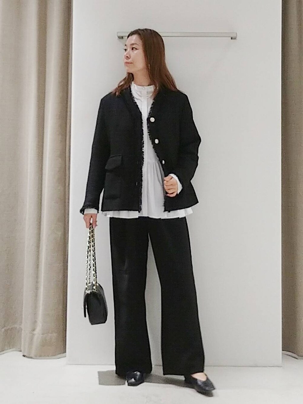 「体型カバー、きれいめ、休日コーデ、ショルダーバッグ、入学式・卒業式、ブラウス、ジャケット、ワイドパンツ、フラットシューズ、ママコーデ、女子会、ベーシック/シンプル、BARNYARDSTORM、着痩せ・細見え、春コーデ」｜「MazellのMazell / トウステッチスクエアフラット【新色追加】（パンプス、ブラック系）」を使った、yoshikuttya0213さん（レディース・164cm）の冬コーディネートの1枚目の写真