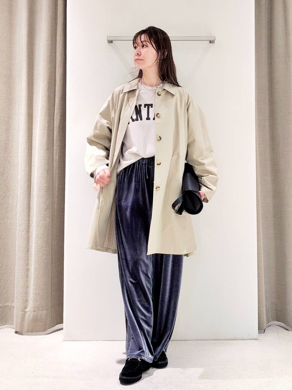 「コート、バッグ、体型カバー、着痩せ・細見え、ベーシック/シンプル、休日コーデ、ママコーデ、ウォッシャブル、BARNYARDSTORM、ウエストゴム、きれいめカジュアル、スウェット、ローファー、ネックレス、ゆったり」｜「MazellのMazell／トラックソールビットローファー【新色登場】名品ローファー ロングセラー（ローファー、ブラック系）」を使った、yoshikuttya0213さん（レディース・164cm）の冬コーディネートの1枚目の写真