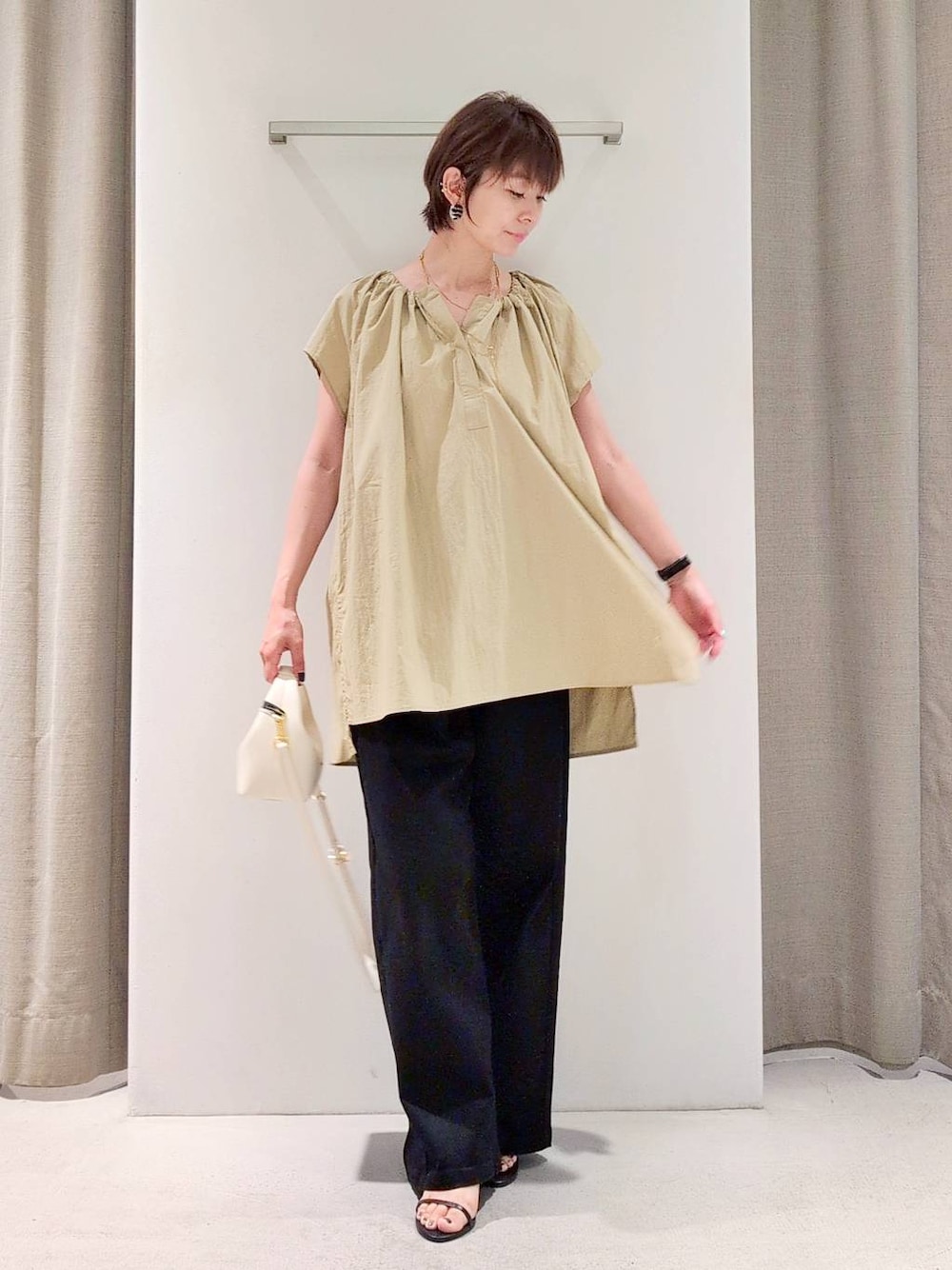 「シワ軽減、体型カバー、着痩せ・細見え、ベーシック/シンプル、休日コーデ、ママコーデ、ウォッシャブル、ウエストゴム、きれいめカジュアル、ブラウス、デニムパンツ、サンダル、ネックレス、バッグ、BARNYARDSTORM」｜「BARNYARDSTORMのBARNYARDSTORM / Wストラップミュール2（サンダル、ブラック系）」を使った、yoshikuttya0213さん（レディース・164cm）の夏コーディネートの1枚目の写真