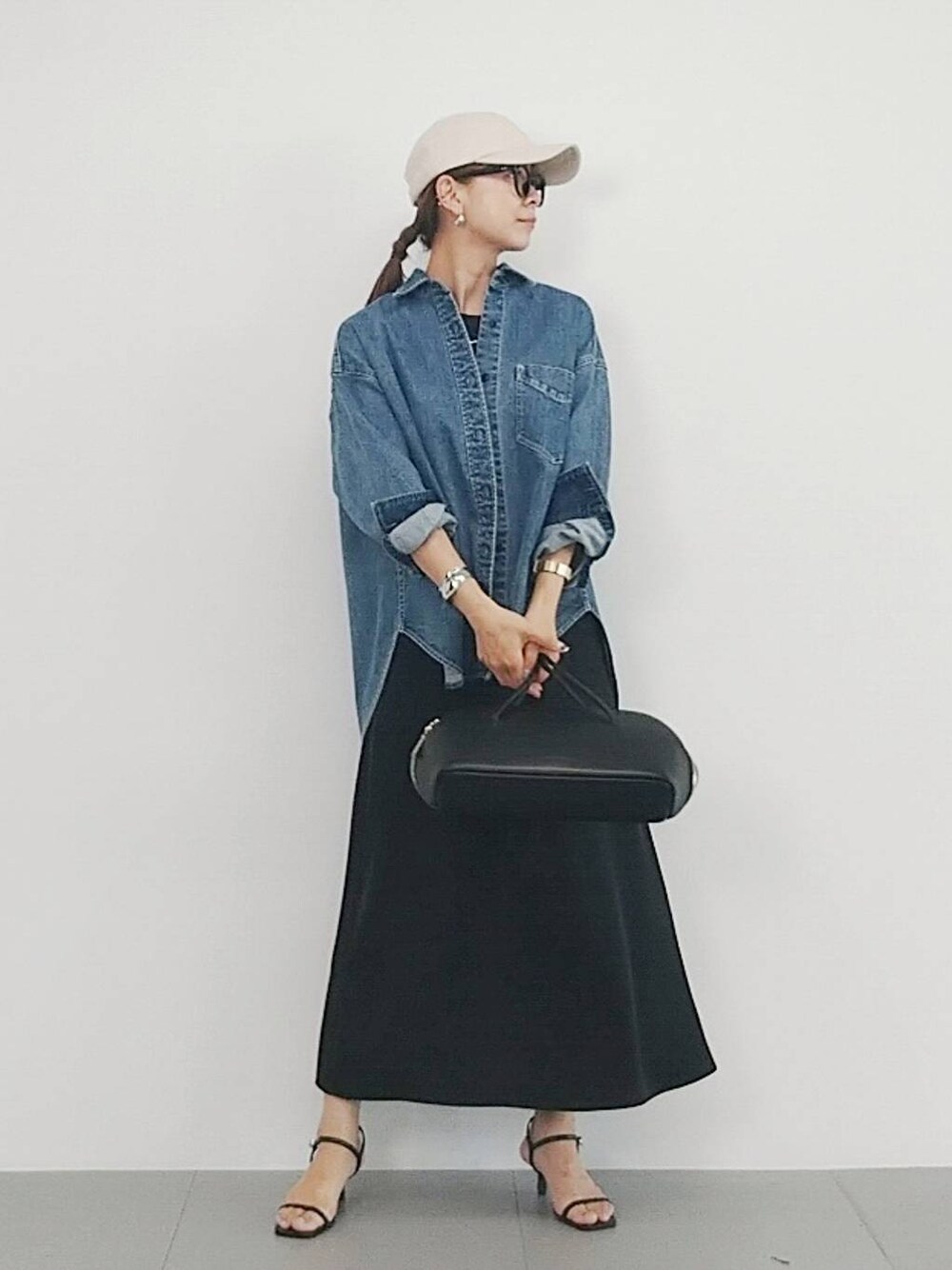 「着痩せ・細見え、休日コーデ、ママコーデ、体型カバー、夏コーデ、ベーシック/シンプル、カジュアル、ウォッシャブル、BARNYARDSTORM、キャップ、メガネ、ワンピース、デニムジャケット、サンダル、バッグ」｜「BARNYARDSTORMのBARNYARDSTORM / UVカットラウンドグラス（メガネ、ブラック系）」を使った、yoshikuttya0213さん（レディース・164cm）の夏コーディネートの1枚目の写真