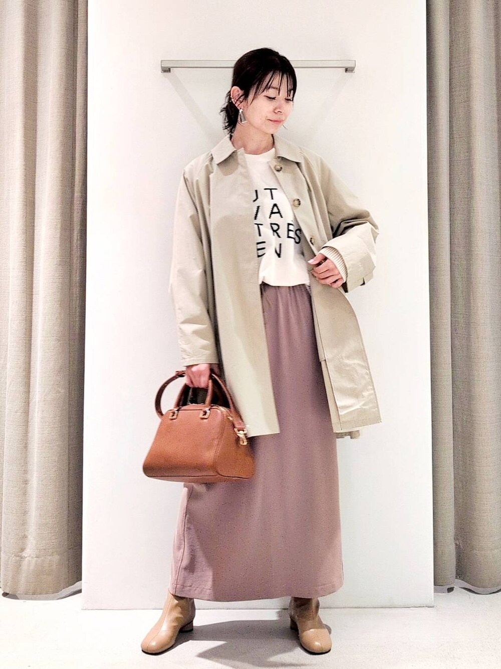 「体型カバー、着痩せ・細見え、ベーシック/シンプル、休日コーデ、ママコーデ、BARNYARDSTORM、ウエストゴム、きれいめカジュアル、ニット、コート、アウター、ショートブーツ、スカート、バッグ、シワ軽減」｜「BARNYARDSTORMのBARNYARDSTORM / モールロゴニット【新色追加】（ニット/セーター、ホワイト系）」を使った、yoshikuttya0213さん（レディース・164cm）の冬コーディネートの1枚目の写真