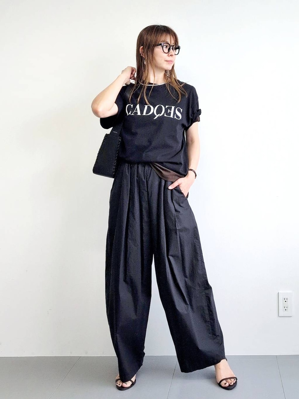 「体型カバー、着痩せ・細見え、ベーシック/シンプル、休日コーデ、ママコーデ、ウォッシャブル、ウエストゴム、めがね、Tシャツ、パンツ、サンダル、バッグ、夏コーデ、レイヤードスタイル、ネックレス」｜「BARNYARDSTORMのBARNYARDSTORM / タタックイージーパンツ（その他パンツ、ブラック系）」を使った、yoshikuttya0213さん（レディース・164cm）の夏コーディネートの1枚目の写真