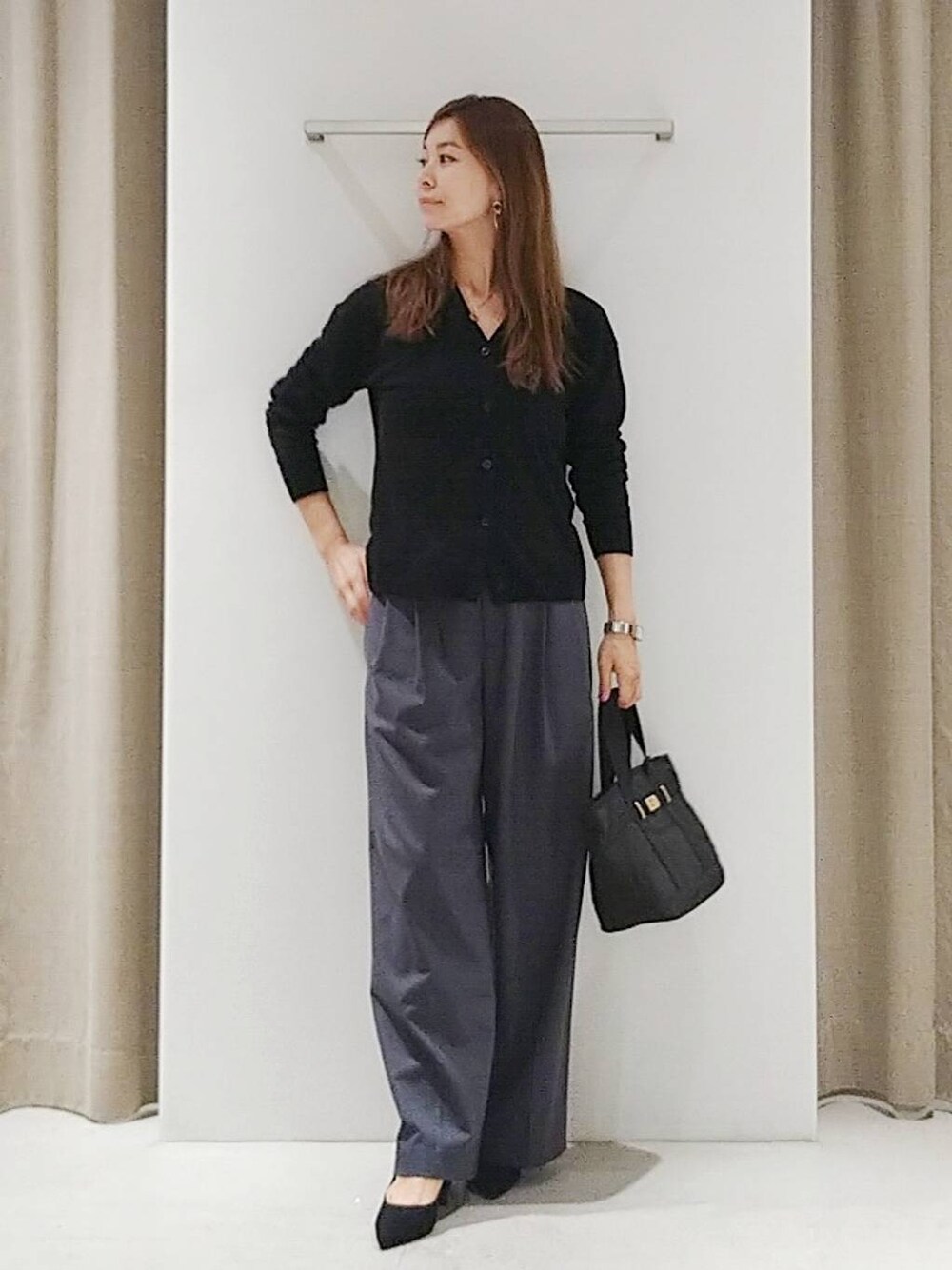 「体型カバー、着痩せ・細見え、休日コーデ、ママコーデ、ベーシック/シンプル、ウォッシャブル、ウエストゴム、カーディガン、ニット、ネックレス、パンプス、ワイドパンツ、トートバッグ、ドットエスティ秋コーデ、きれいめカジュアル」｜「BARNYARDSTORMのBARNYARDSTORM / ワイドスラックス＜セットアップ対応＞マシンウォッシャブル（スラックス、グレー系）」を使った、yoshikuttya0213さん（レディース・164cm）の秋コーディネートの1枚目の写真