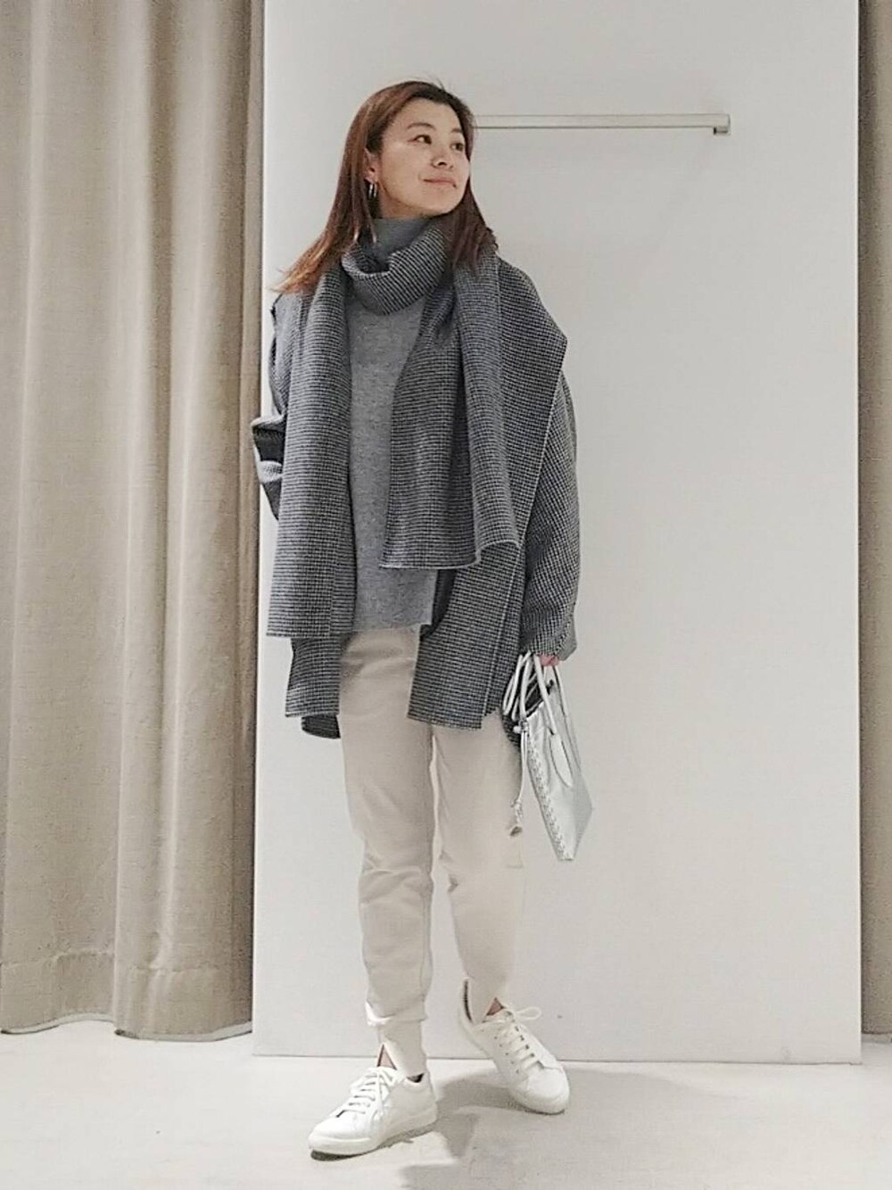 「コート、体型カバー、カジュアル、休日コーデ、ママコーデ、冬コーデ、女子会、ベーシック/シンプル、軽量、ウォッシャブル、ショルダーバッグ、BARNYARDSTORM、ニット、ウエストゴム、スニーカー」｜「MazellのMazell  / バックZIPスニーカー3（スニーカー、ホワイト系）」を使った、yoshikuttya0213さん（レディース・164cm）の冬コーディネートの1枚目の写真