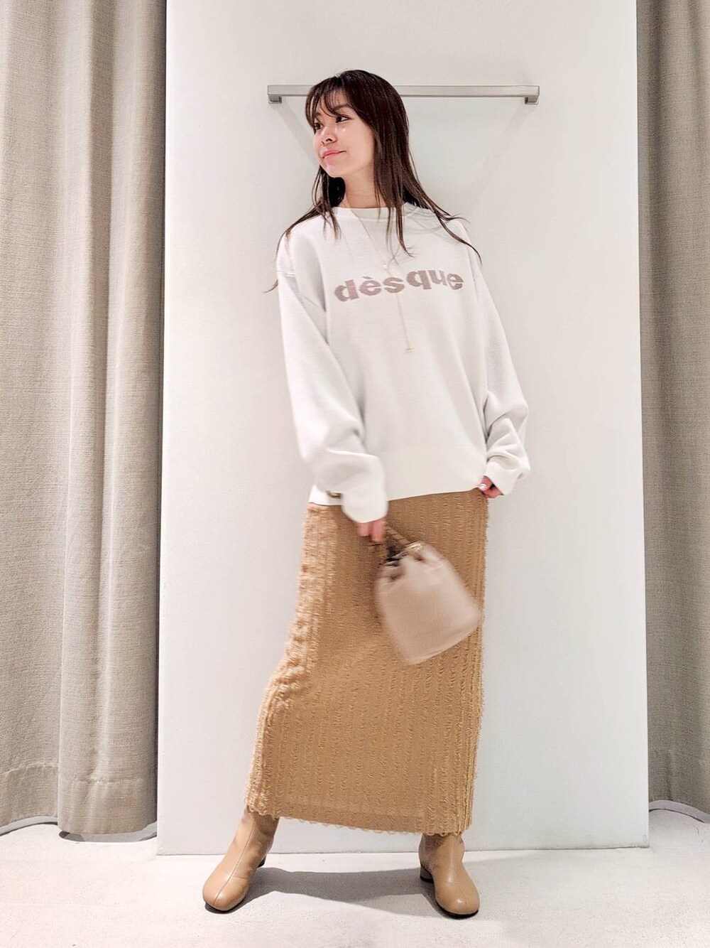 「体型カバー、着痩せ・細見え、ベーシック/シンプル、休日コーデ、ママコーデ、ウォッシャブル、BARNYARDSTORM、ウエストゴム、きれいめカジュアル、ニット、スカート、ショートブーツ、ネックレス、バッグ、新作」｜「BARNYARDSTORMのMazell / バックZIPストレッチブーツ（ブーツ、ベージュ系）」を使った、yoshikuttya0213さん（レディース・164cm）の冬コーディネートの1枚目の写真