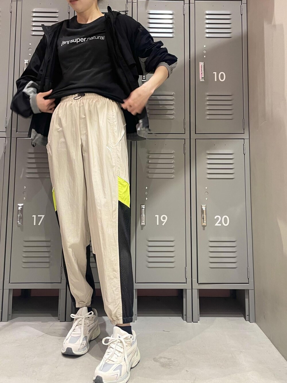 「ブルゾン、Tシャツ、PUMA、NERGY、スニーカー、RUN、GYM、パンツ、バックスタイル、アスレジャー」｜「SN super.naturalの【super.natural】HORIZONTAL SNLOGO 半袖ロゴTシャツ（Tシャツ/カットソー、ブラック系）」を使った、YRYRさん（レディース・170cm）の冬コーディネートの1枚目の写真