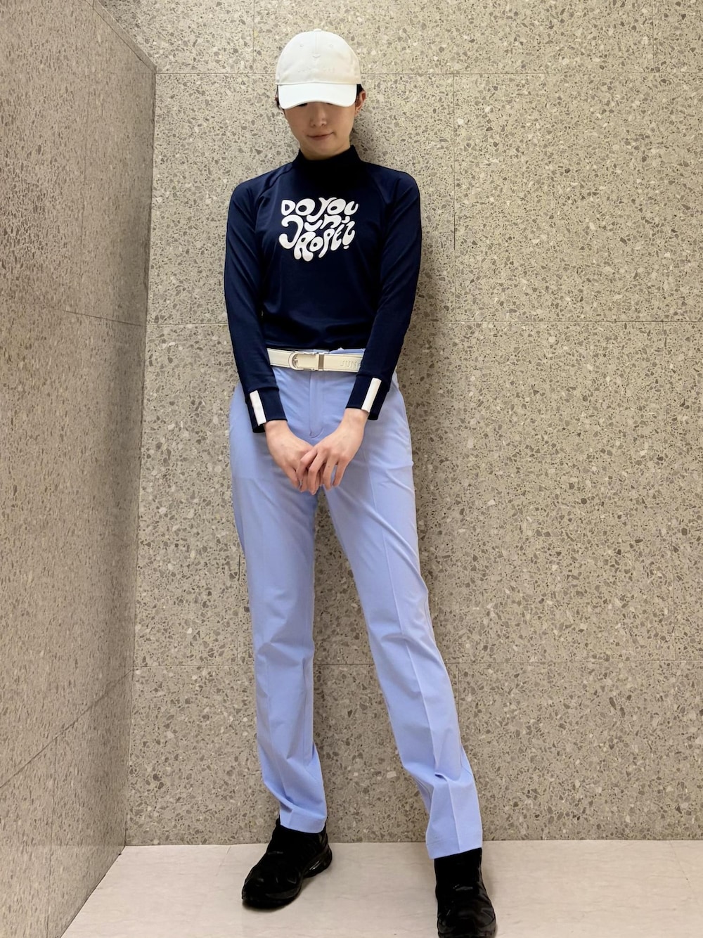 ブルー系のTシャツ/カットソー、ブルー系のスラックス、ホワイト系のベルトを着用したレディースの春コーディネートの1枚目の写真