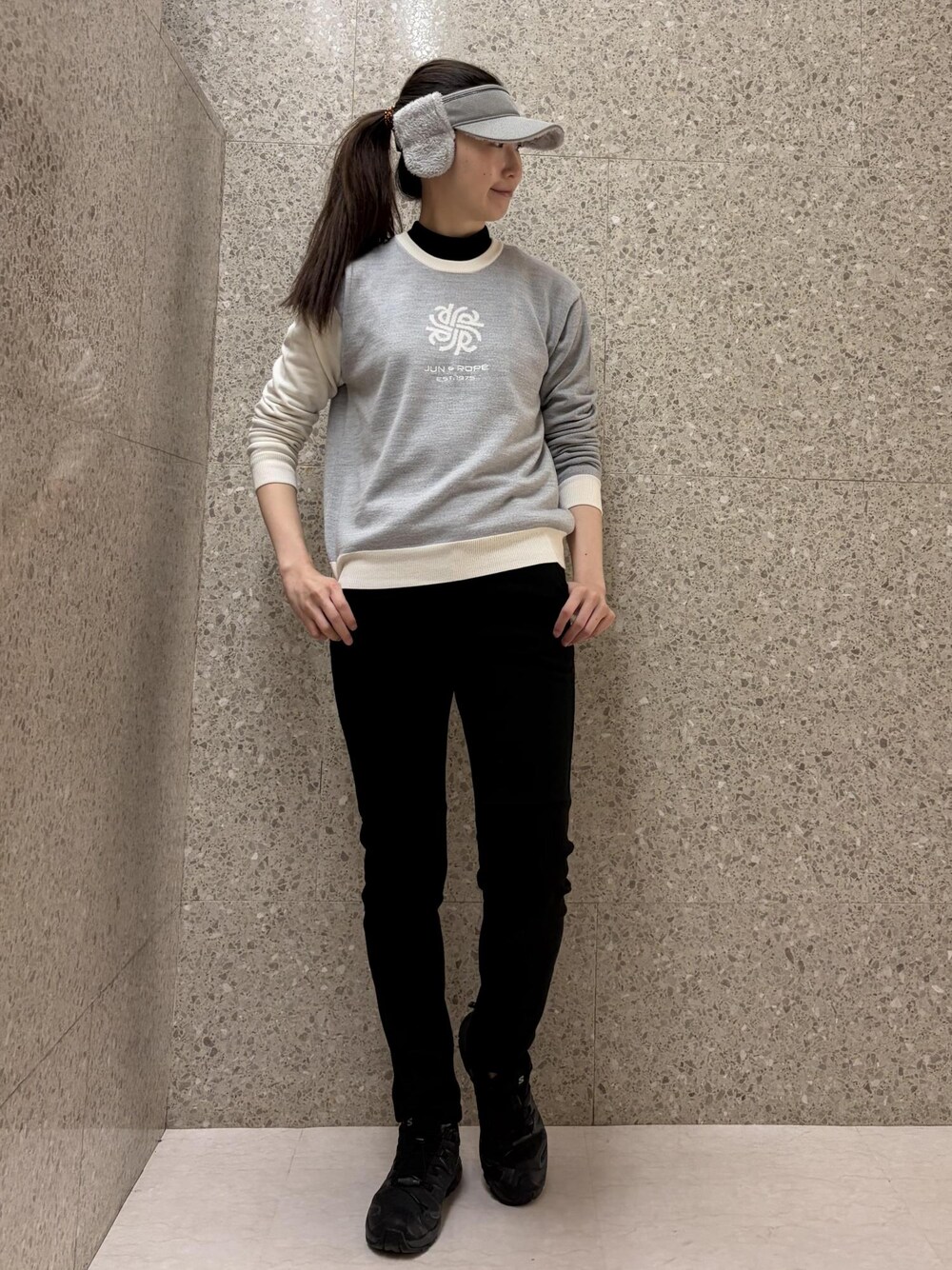 ブラック系のTシャツ/カットソー、ブラック系のその他パンツ、グレー系のニット/セーターを着用したレディースの秋コーディネートの1枚目の写真