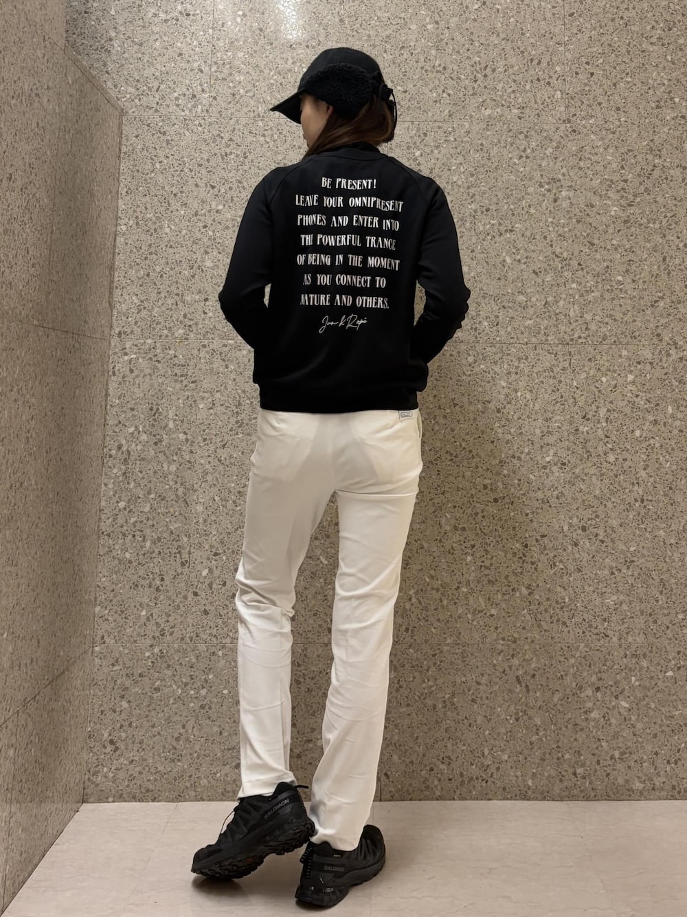 ブラック系のTシャツ/カットソー、ホワイト系のその他パンツ、ブラック系のTシャツ/カットソーを着用したレディースの冬コーディネートの1枚目の写真