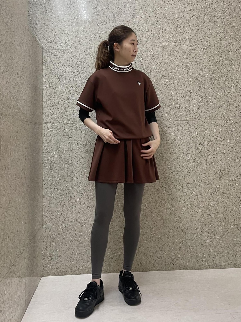 ブラウン系のスカート、ブラウン系のTシャツ/カットソーを着用したレディースの秋コーディネートの1枚目の写真