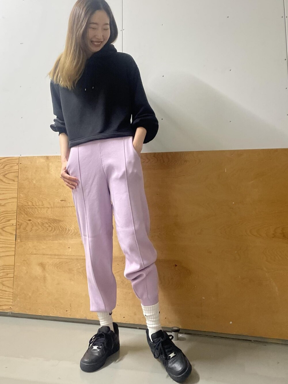 パープル系のその他パンツ、ホワイト系のパーカー、ブラック系のスニーカーを着用したレディースの冬コーディネートの1枚目の写真