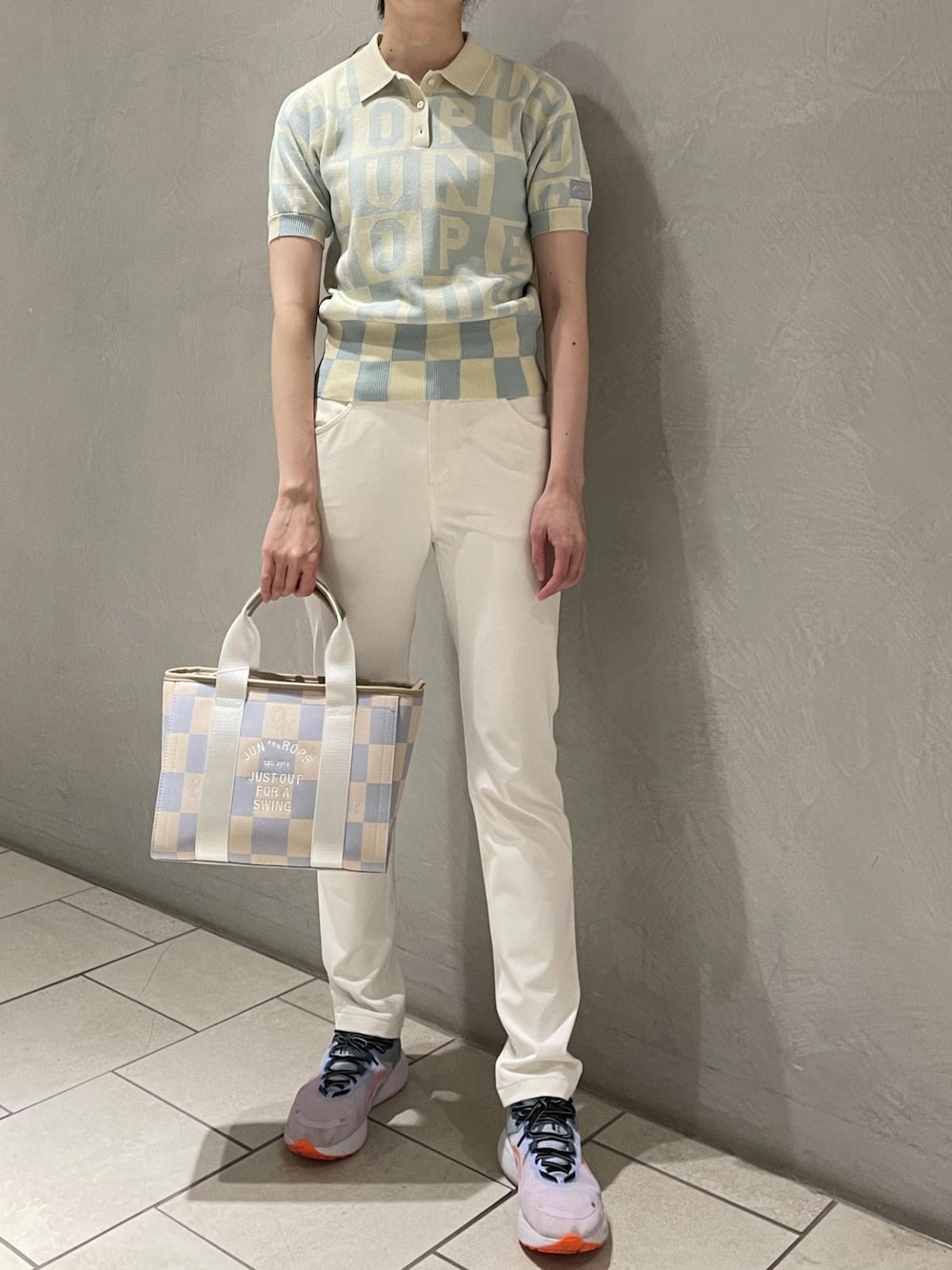 ブルー系のニット/セーター、ブルー系のトートバッグ、ホワイト系のその他パンツを着用したレディースの夏コーディネートの1枚目の写真