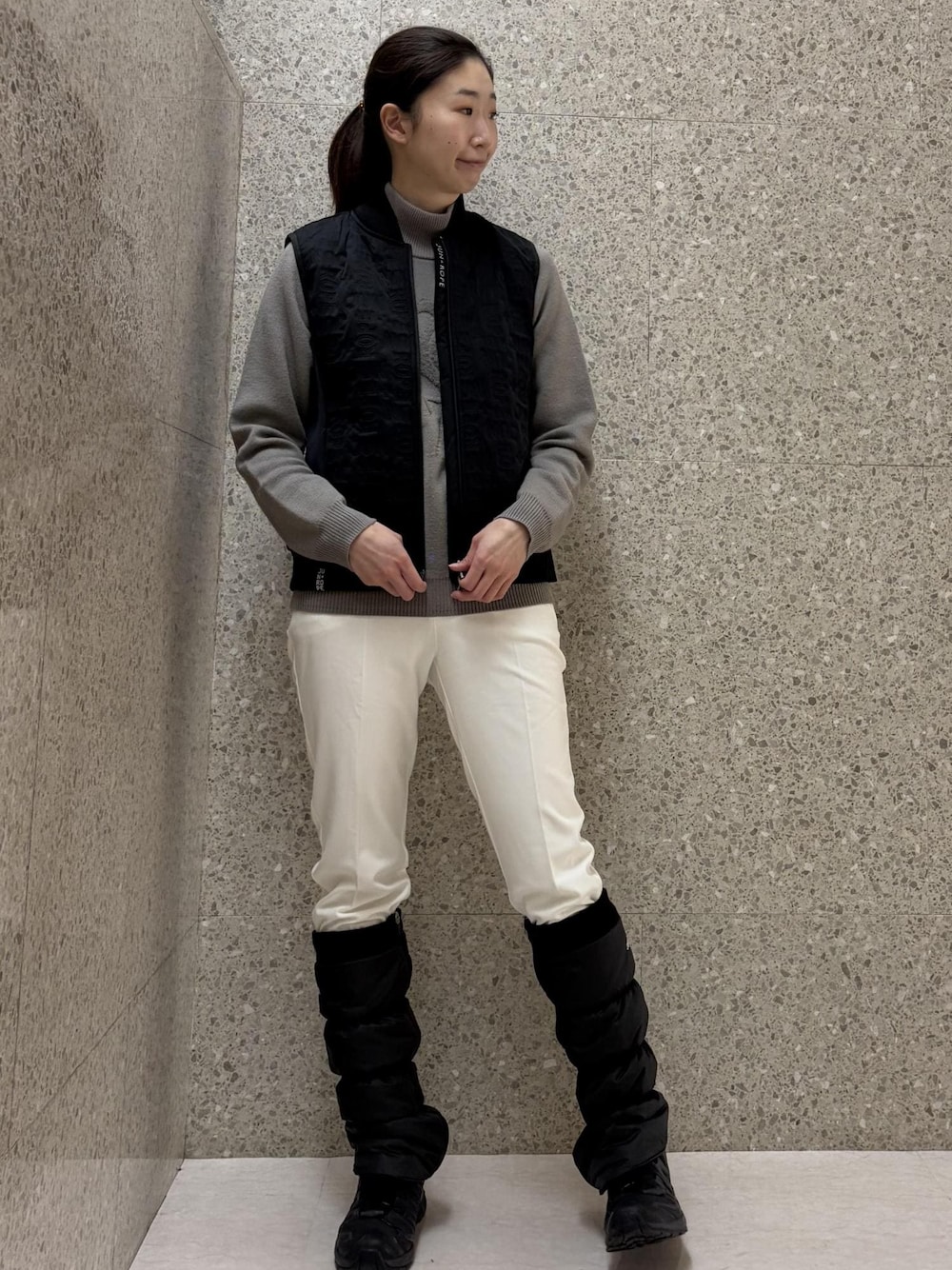 ホワイト系のその他パンツ、ベージュ系のニット/セーター、ブラック系のブルゾンを着用したレディースの冬コーディネートの1枚目の写真