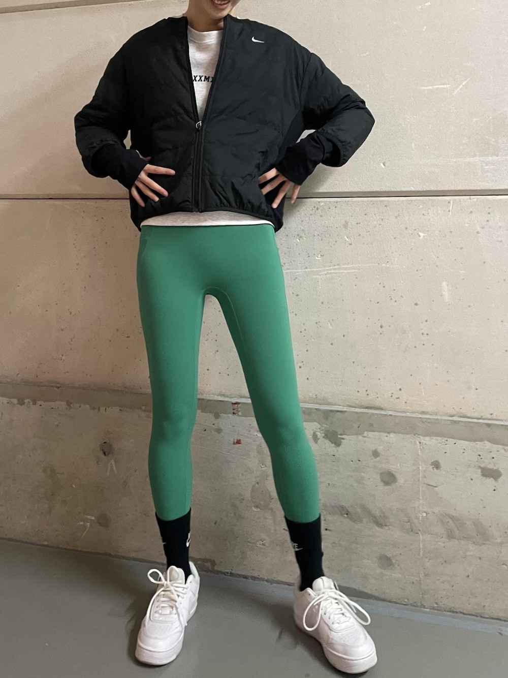 ホワイト系のスニーカー、ブラック系のブルゾン、グレー系のスウェットを着用したレディースの冬コーディネートの1枚目の写真