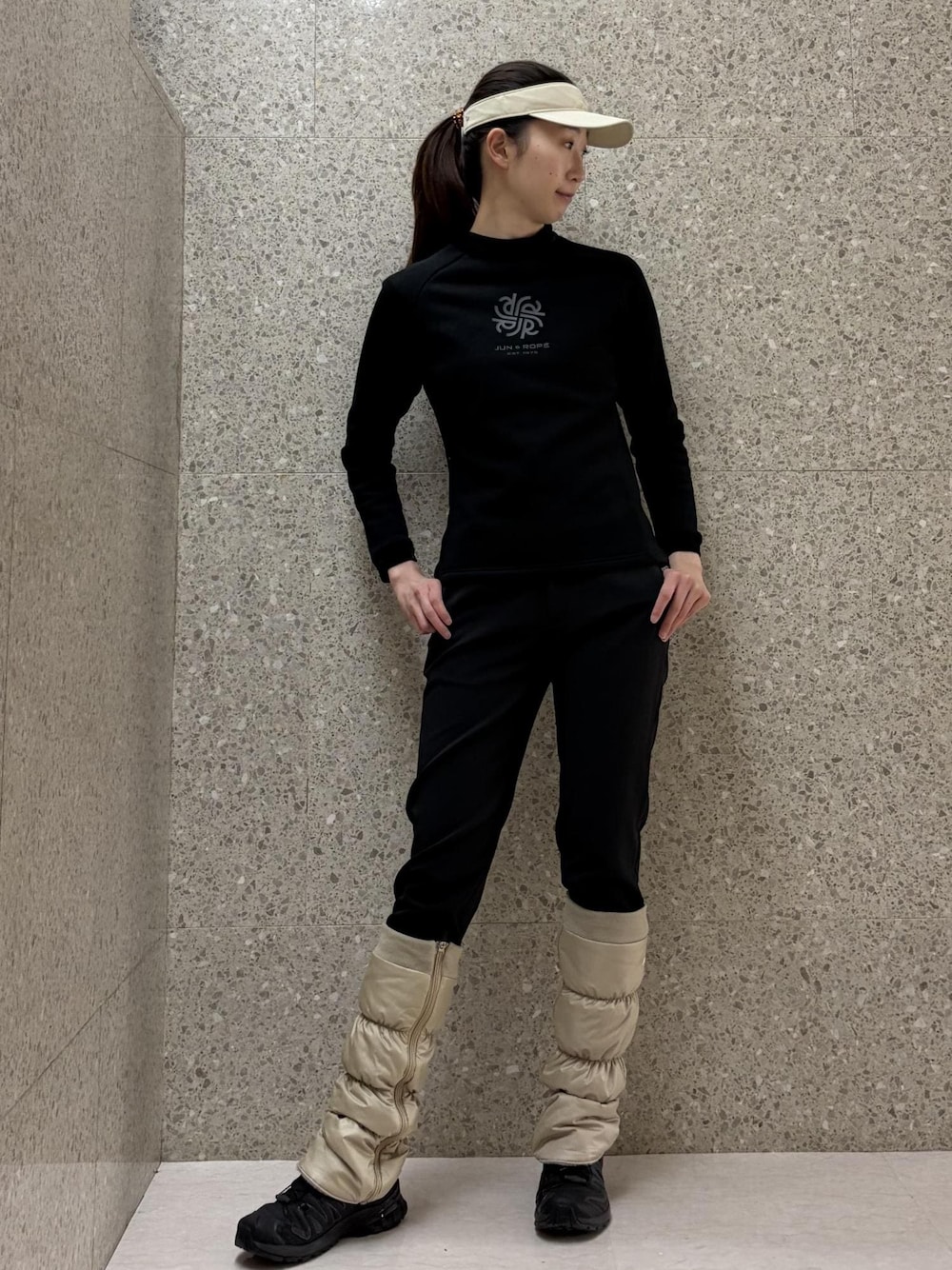 ブラック系のその他パンツ、ブラック系のTシャツ/カットソー、ベージュ系のサンバイザーを着用したレディースの冬コーディネートの1枚目の写真