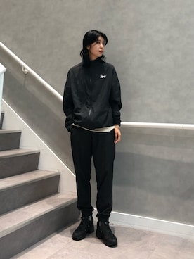 「オールブラック」｜「アイテム（ナイロンジャケット）」を使った、canakoさん（レディース・168cm）の秋コーディネート
