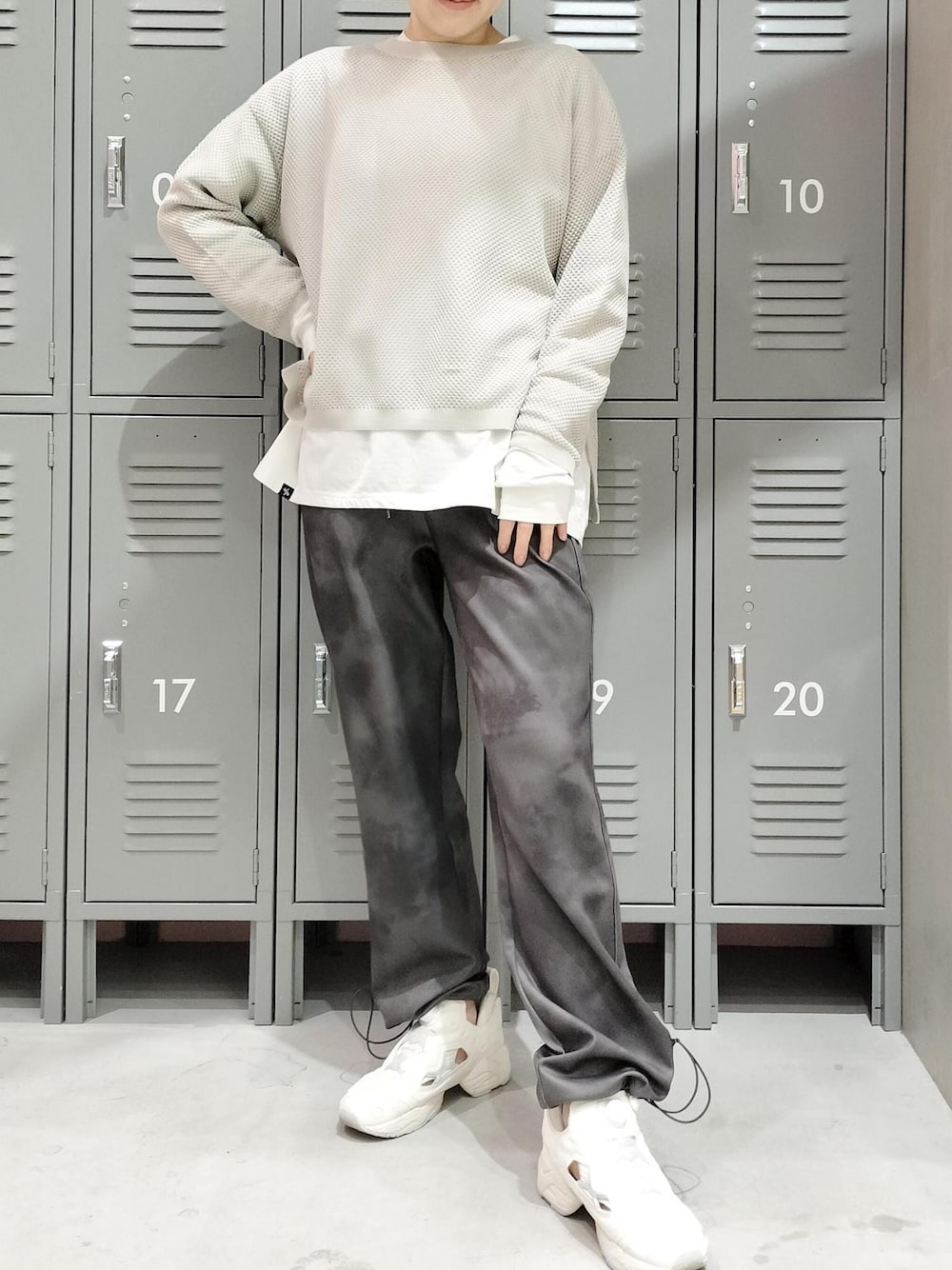 ホワイト系のTシャツ/カットソー、ベージュ系のスニーカー、ブラック系のその他パンツを着用したレディースの春コーディネートの1枚目の写真
