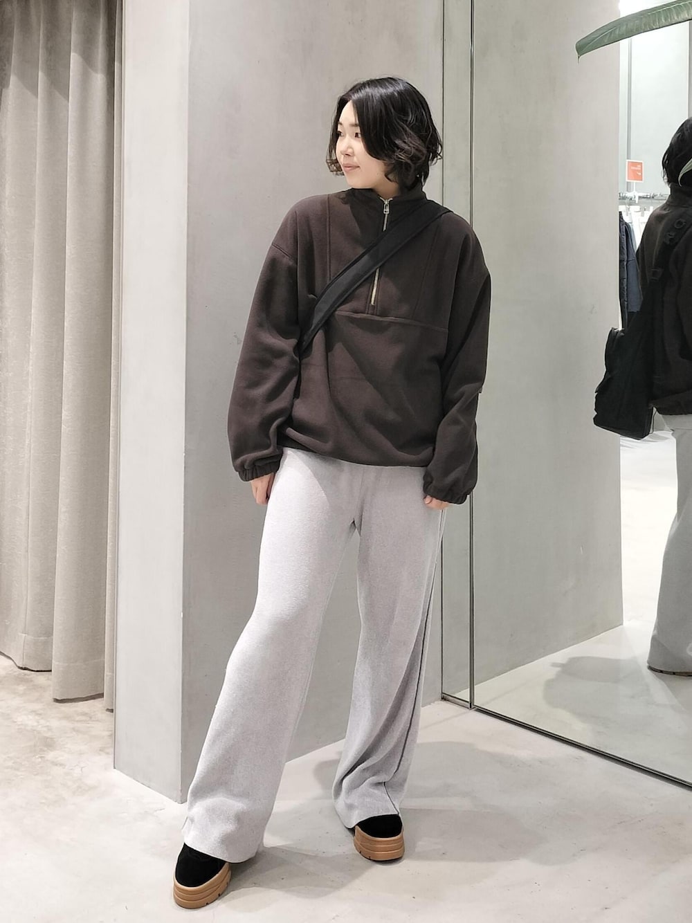 ブラウン系のその他トップス、グレー系のその他パンツ、ブラック系のスニーカーを着用したレディースの冬コーディネートの1枚目の写真