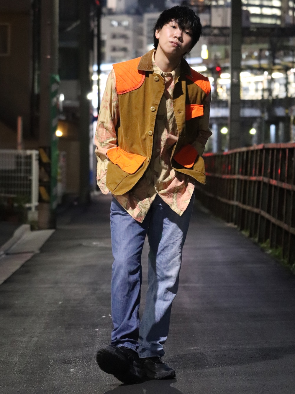 「古着MIX、古着コーデ、古着、古着ミックス、オレンジ、デニムパンツ、ジーンズ、スニーカー、冬コーデ、ベスト、ベスト×シャツ、重ね着、アウトドアスタイル、シャツスタイル、冬を彩る色いろコーデ」｜「古着のアイテム（ベスト、オレンジ系）」を使った、99's りく&せーかさん（メンズ・173cm）の冬コーディネートの1枚目の写真