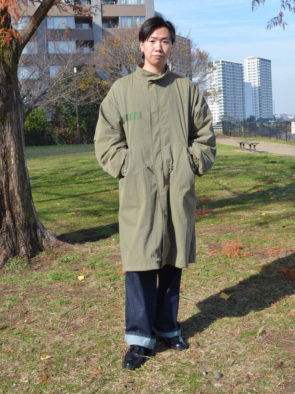 「新星WEARISTAにエントリー、シンプルコーデ、冬アウター、アウター、ロングコート、デニムパンツ、革靴、休日スタイル、冬のコーデ、大人カジュアル、着回しコーデ、ビッグシルエット、モッズコート、デニムコーデ、今日のコスメと服」｜「FREAK'S STOREのWEB限定 ビッグシルエット M-65 ライナーセットモッズコート/コート＆キルティングライナーセット/2枚セット/3WAY（モッズコート、グリーン系）」を使った、99's りく&せーかさん（メンズ・173cm）の冬コーディネートの1枚目の写真