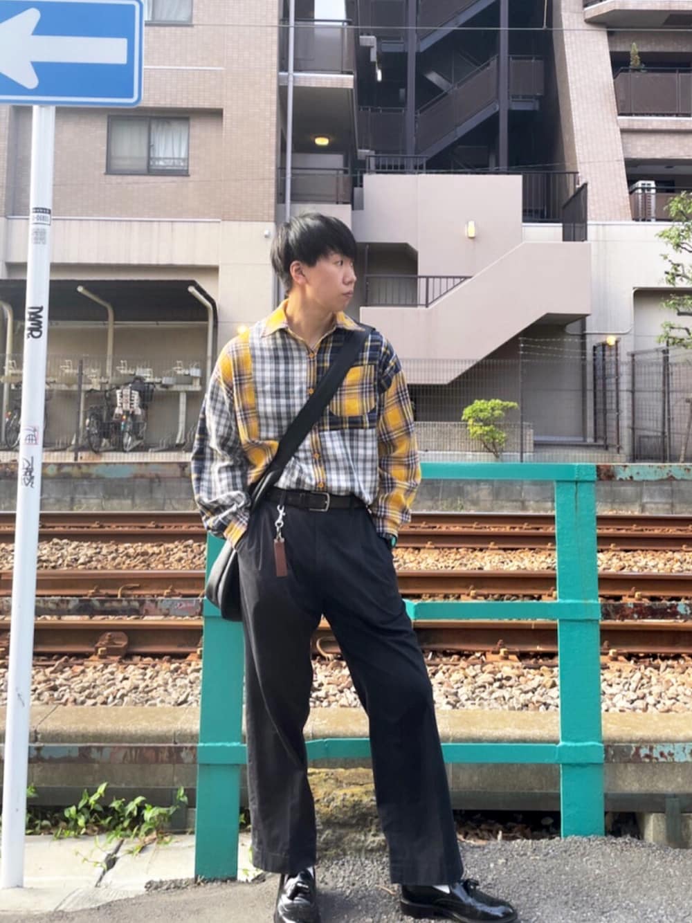 「秋服準備はじめました、メンズファッション、HARUTA、ハルタ、ハルタ(HARUTA)、APC、A.P.C.、HARE、ハレ(HARE)、古着コーデ、古着MIX、古着男子、古着好き、スラックス、スラックスパンツ」｜「中国通販のアイテム（シャツ/ブラウス、イエロー系）」を使った、99's りく&せーかさん（メンズ・173cm）の秋コーディネートの1枚目の写真