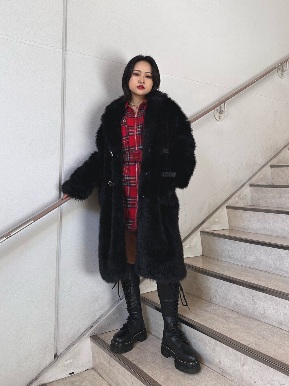 ブラック系のその他アウター、レッド系のワンピースを着用したレディースの秋コーディネートの1枚目の写真