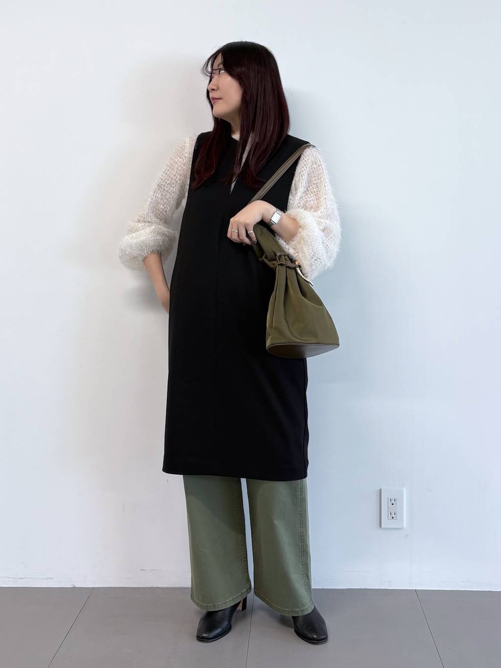 ブラック系のブーツ、グリーン系のその他パンツ、ホワイト系のシャツ/ブラウスを着用したレディースの冬コーディネートの1枚目の写真
