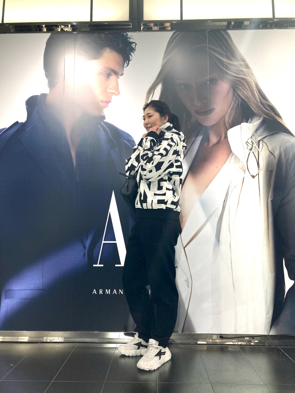「きれいめカジュアル、オトナ女子、休日スタイル、ラフコーデ、パンツスタイル、黒、アルマーニエクスチェンジ、AXchange、AXchanger」｜「ARMANI EXCHANGEの【A|X アルマーニ エクスチェンジ】AXロゴ　スウェットジョガーパンツ（スウェットパンツ、ブラック系）」を使った、mchikoさん（レディース・175cm）の夏コーディネートの1枚目の写真