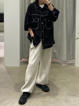 UNIQLOの定番スウェットパンツとシアーシャツのコーデ術