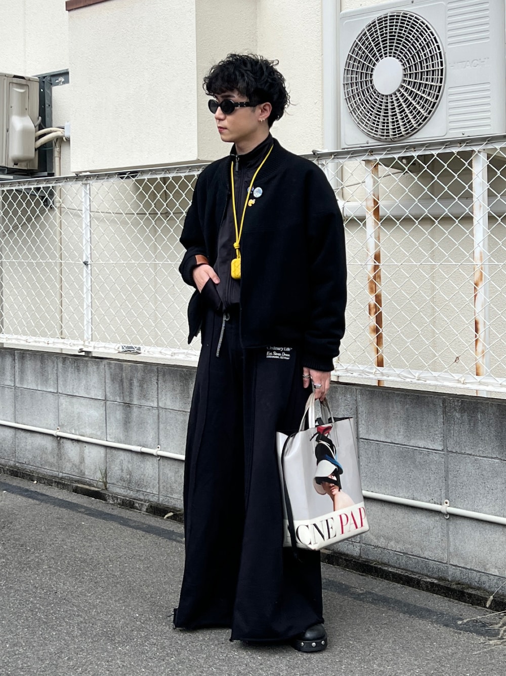 ブラック系のブルゾン、ブラック系のジャージ、ブラック系のスウェットパンツを着用したメンズの春コーディネートの1枚目の写真