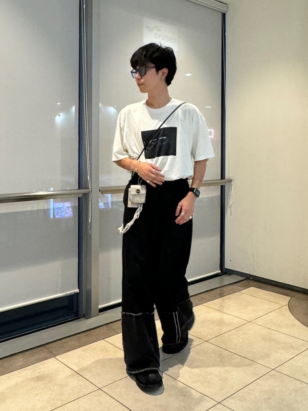 ホワイト系のTシャツ/カットソー、ブラック系のデニムパンツ、ブラック系のシューズを着用したメンズの夏コーディネートの1枚目の写真