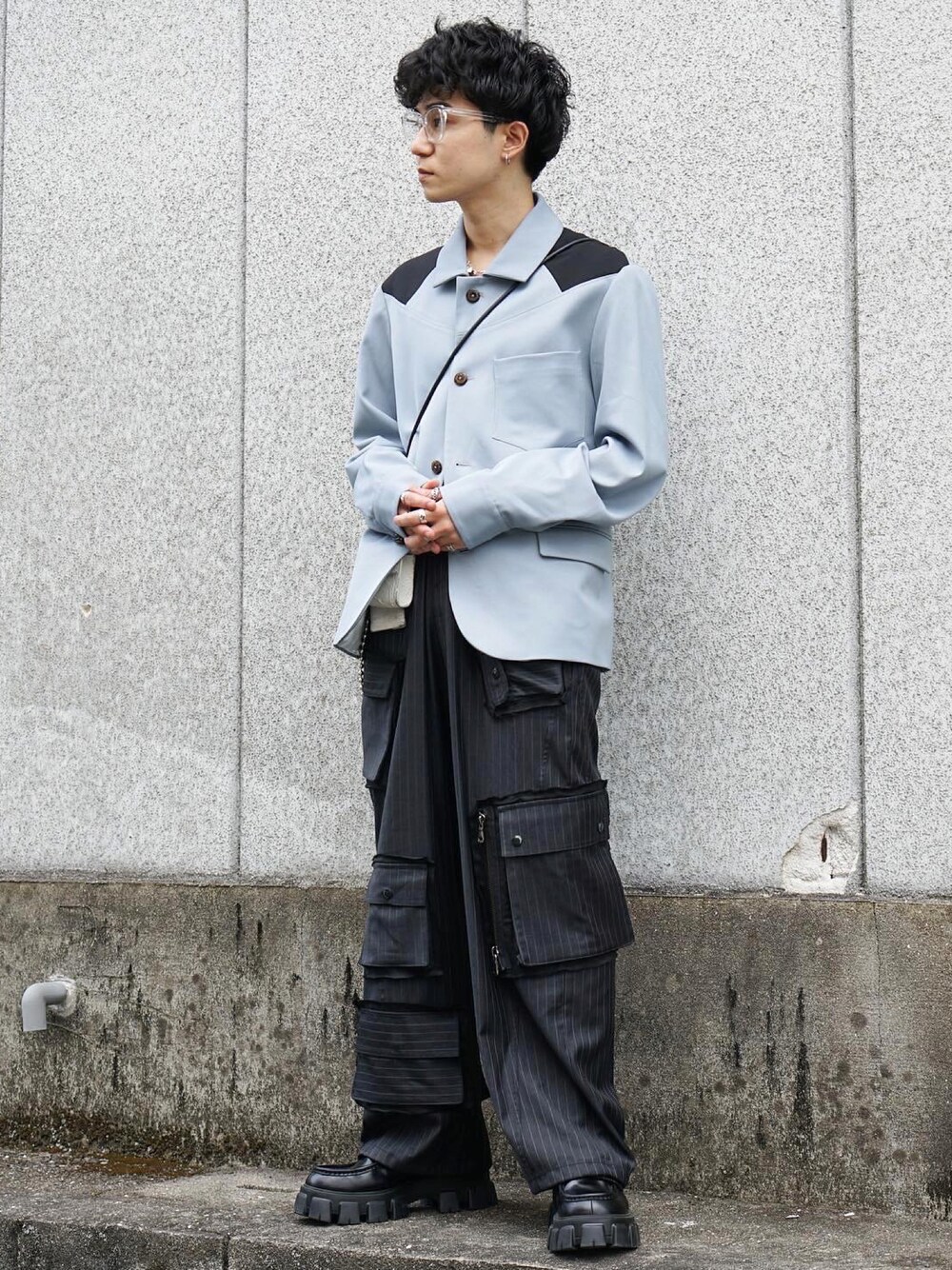 「パステルカラー、カーゴパンツ、ローファー、春服、モード、ストリート、低身長コーデ、古着MIX、メガネ男子、きれいめカジュアル、モードストリート、春ファッション、ワイドパンツ、春アウター、シャツジャケット」｜「KIKO KOSTADINOVのアイテム（ジャケット/アウター、ブルー系）」を使った、kskさん（メンズ・170cm）の春コーディネートの1枚目の写真