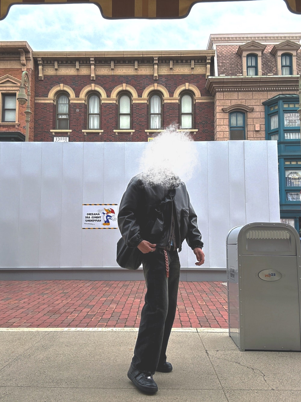 ブラウン系のブルゾン、ブラック系のデニムパンツ、ブラック系のショルダーバッグを着用したメンズの秋コーディネートの1枚目の写真