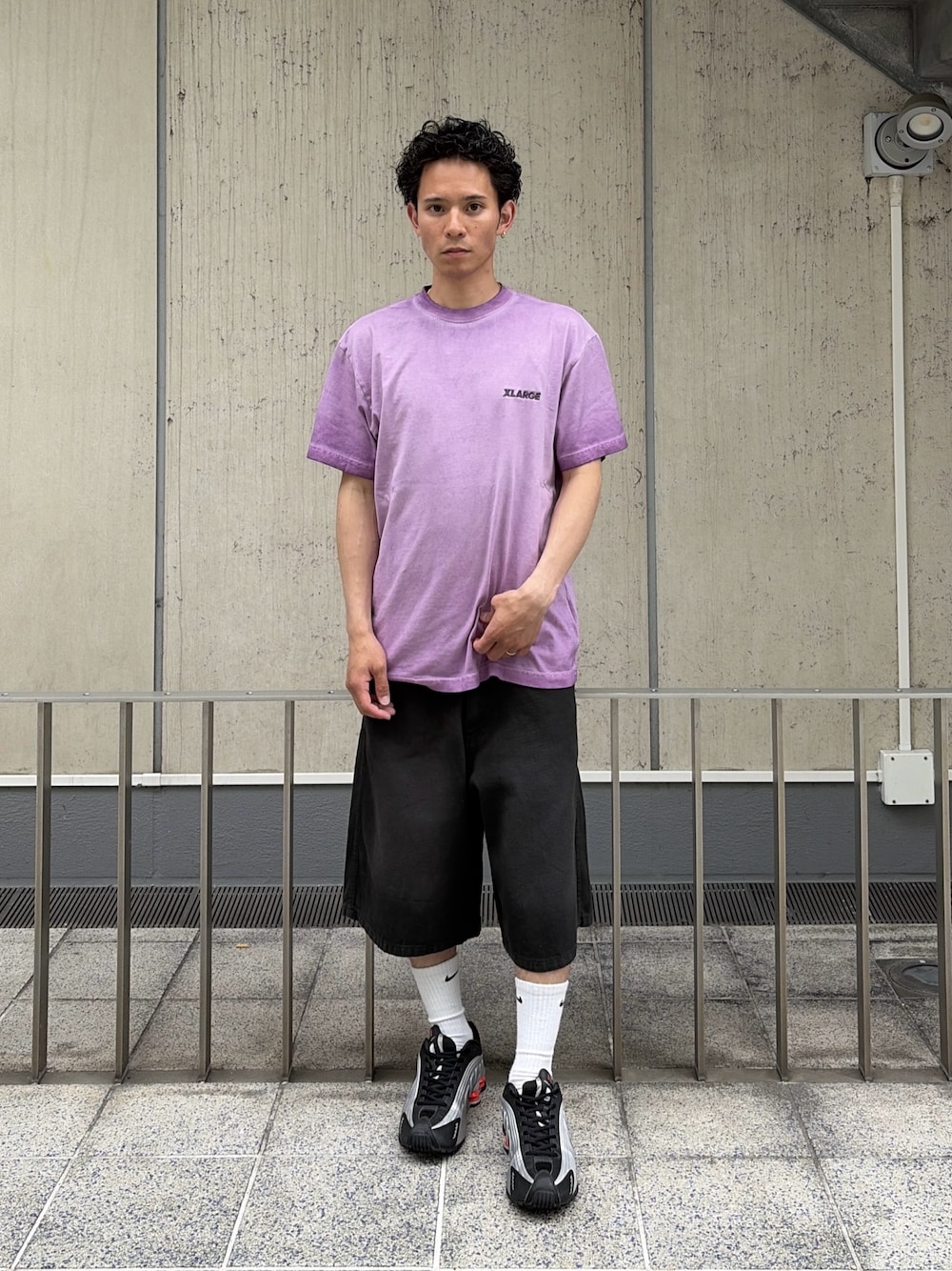 パープル系のTシャツ/カットソー、ブラック系のその他パンツを着用したメンズの春コーディネートの1枚目の写真