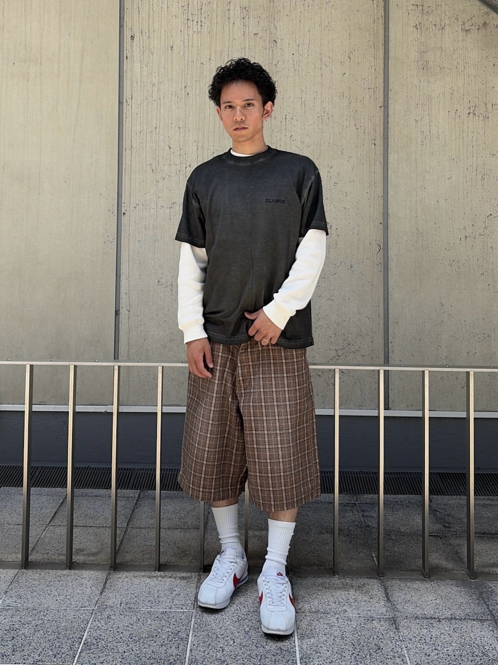 パープル系のTシャツ/カットソー、ホワイト系のTシャツ/カットソー、その他のその他パンツを着用したメンズの春コーディネートの1枚目の写真