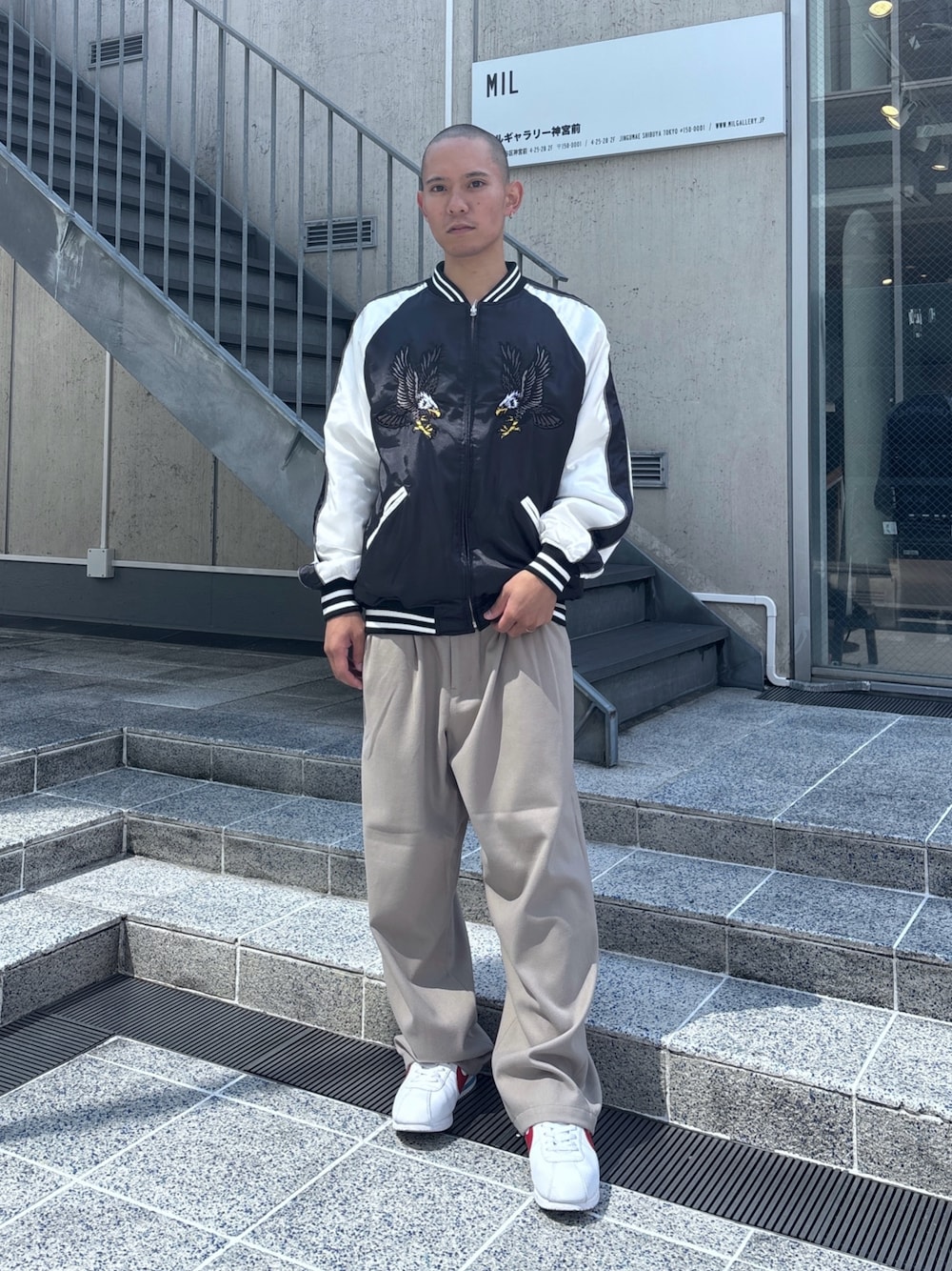 「XLARGEのREVERSIBLE SOUVENIR JACKET（スカジャン、ブラック系）」を使った、香村大貴さん（メンズ・165cm）の秋コーディネートの1枚目の写真