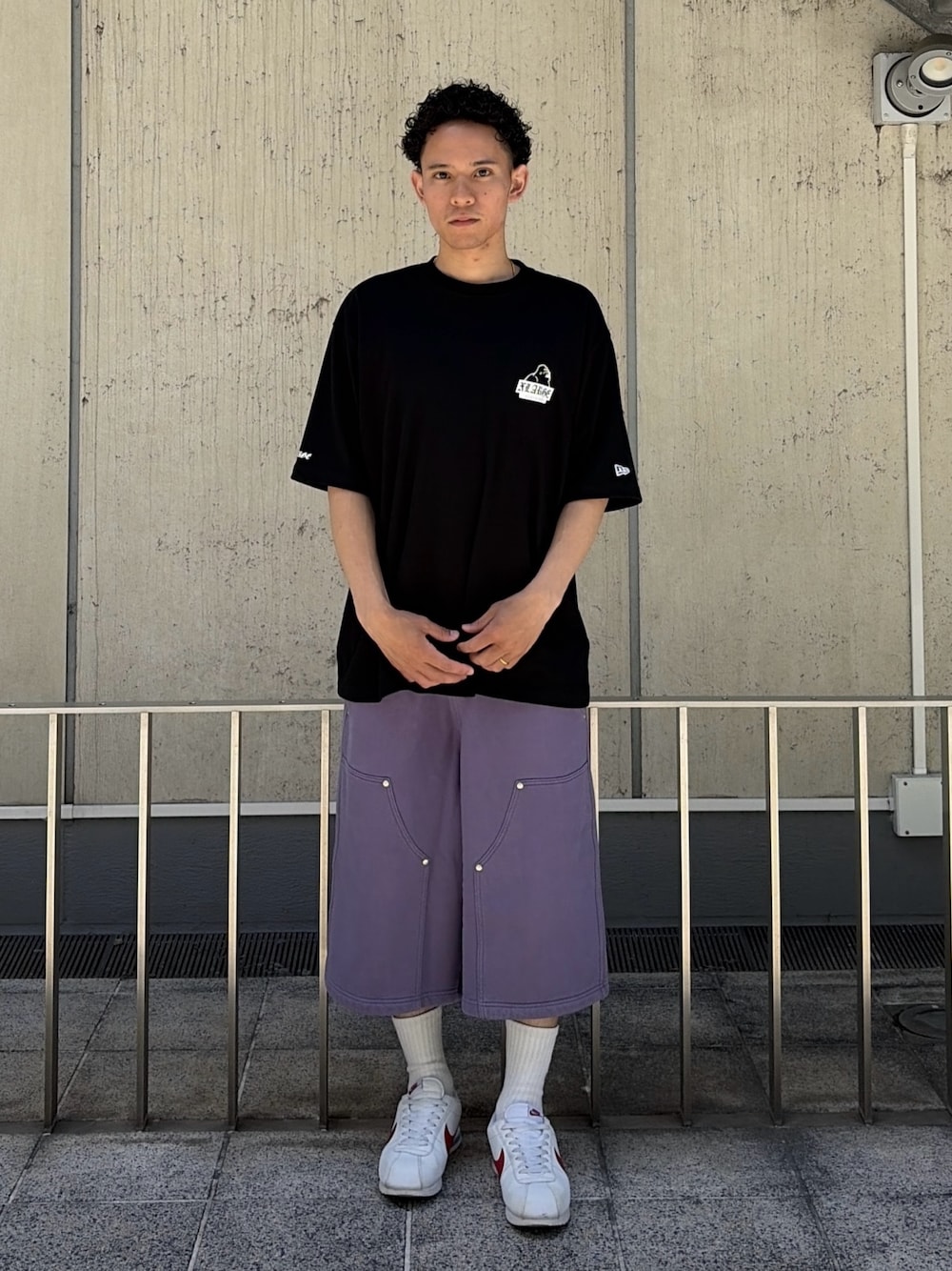 ホワイト系のTシャツ/カットソー、グレー系のスウェットパンツを着用したメンズの夏コーディネートの1枚目の写真