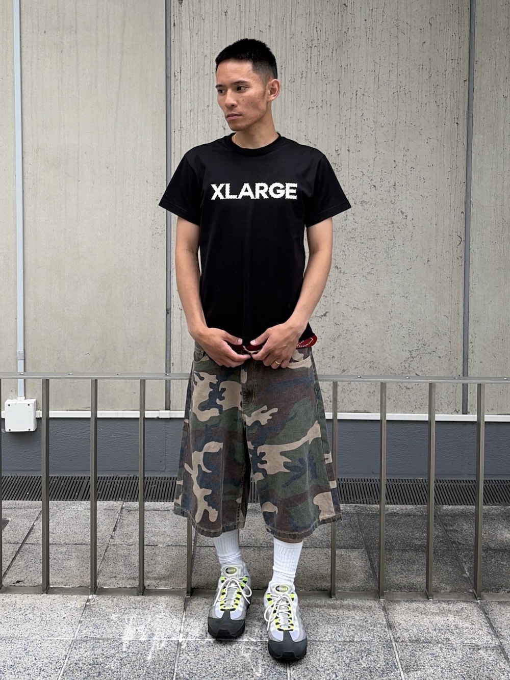 ピンク系のTシャツ/カットソー、その他のその他パンツを着用したメンズの夏コーディネートの1枚目の写真