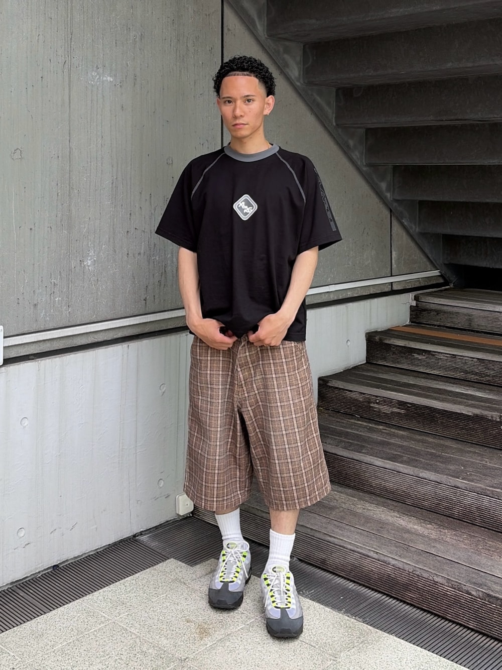 ブラック系のTシャツ/カットソー、その他のその他パンツを着用したメンズの春コーディネートの1枚目の写真