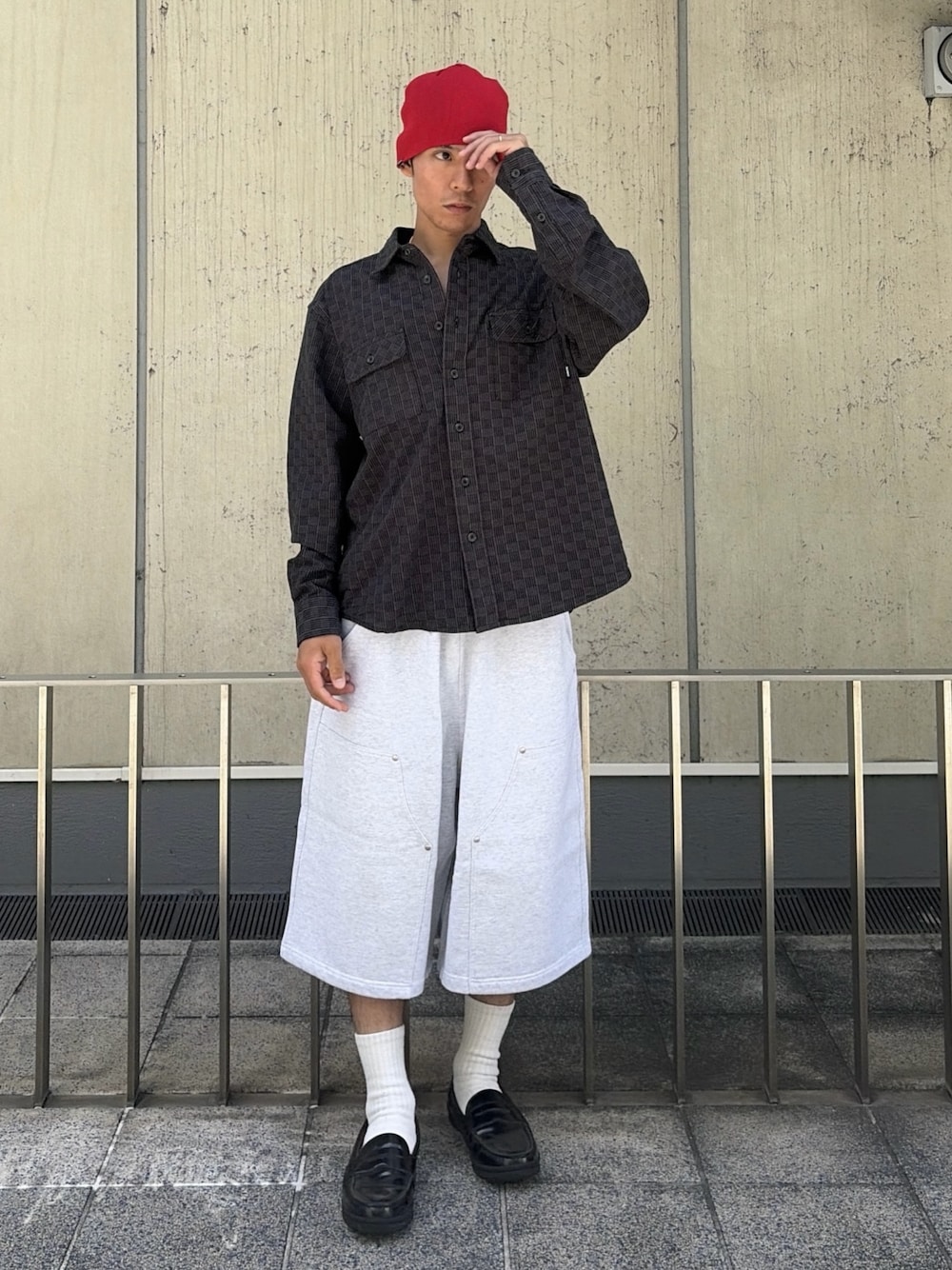 グレー系のスウェットパンツ、ブラック系のシャツ/ブラウス、レッド系のニットキャップ/ビーニーを着用したメンズの夏コーディネートの1枚目の写真