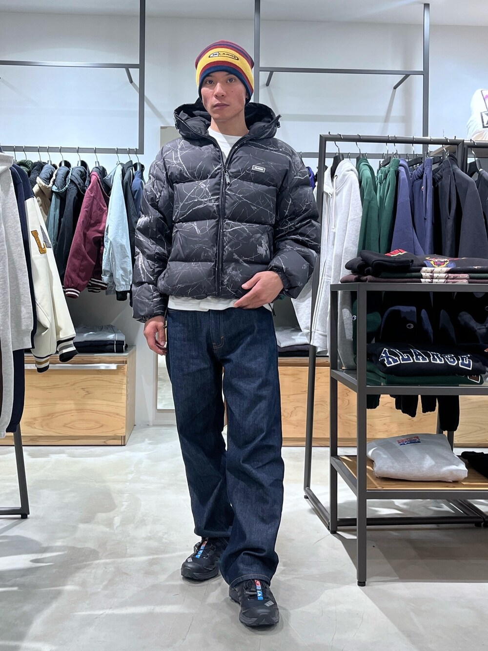 「XLARGEのOG DENIM PANTS（デニムパンツ、ブルー系）」を使った、香村大貴さん（メンズ・167cm）の冬コーディネートの1枚目の写真