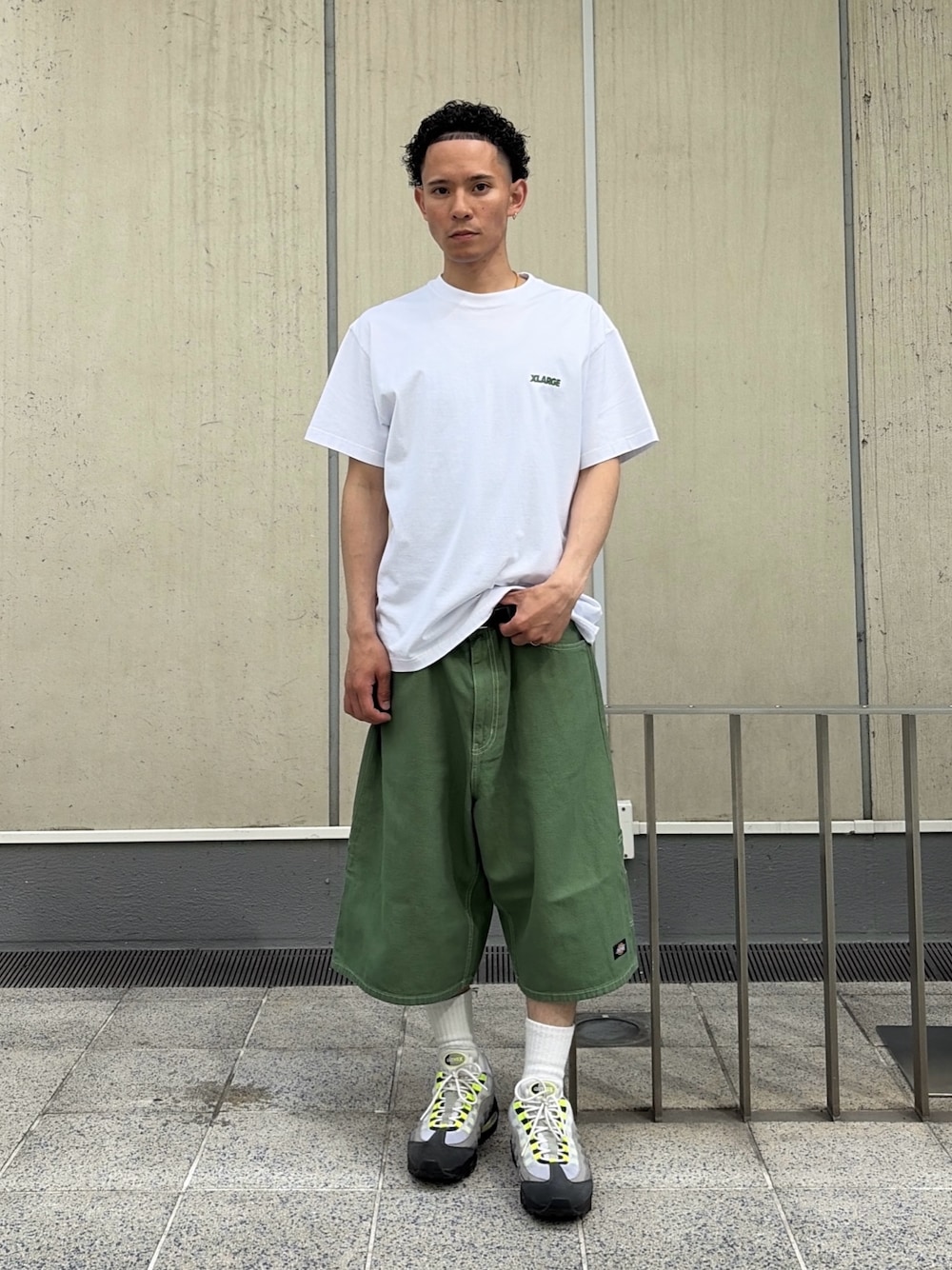 グリーン系のデニムパンツ、グレー系のTシャツ/カットソーを着用したメンズの春コーディネートの1枚目の写真